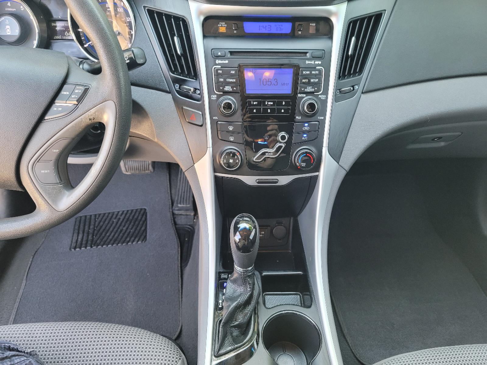 2011 SILVER Hyundai Sonata GLS (5NPEB4ACXBH) with an 2.4L L4 DOHC 16V engine, 5-Speed Automatic transmission, located at 2660 S.Garland Avenue, Garland, TX, 75041, (469) 298-3118, 32.885551, -96.655602 - Welcome to DallasAutos4Less, one of the Premier BUY HERE PAY HERE Dealers in the North Dallas Area. We specialize in financing to people with NO CREDIT or BAD CREDIT. We need proof of income, proof of residence, and a ID. Come buy your new car from us today!!rnrnThis is a Very clean 2011 HYUNDAI SON - Photo #14