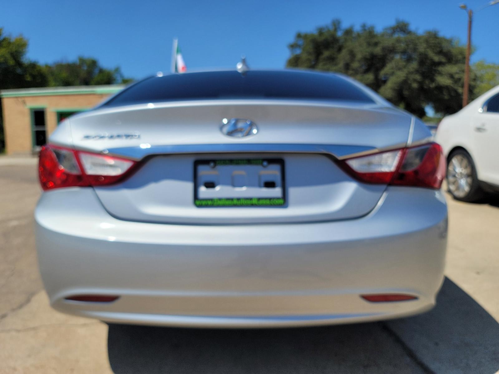 2011 SILVER Hyundai Sonata GLS (5NPEB4ACXBH) with an 2.4L L4 DOHC 16V engine, 5-Speed Automatic transmission, located at 2660 S.Garland Avenue, Garland, TX, 75041, (469) 298-3118, 32.885551, -96.655602 - Welcome to DallasAutos4Less, one of the Premier BUY HERE PAY HERE Dealers in the North Dallas Area. We specialize in financing to people with NO CREDIT or BAD CREDIT. We need proof of income, proof of residence, and a ID. Come buy your new car from us today!!rnrnThis is a Very clean 2011 HYUNDAI SON - Photo #4