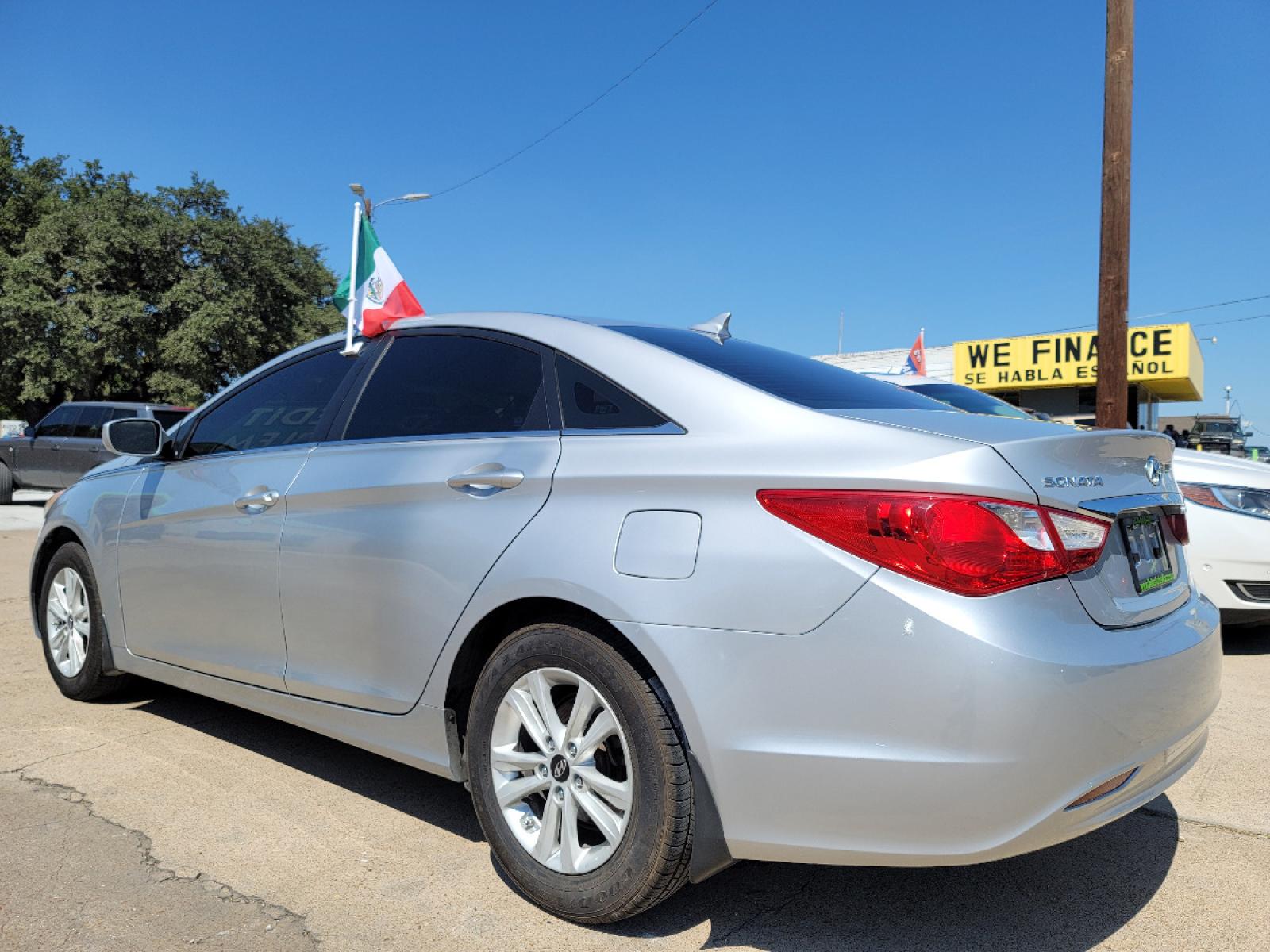2011 SILVER Hyundai Sonata GLS (5NPEB4ACXBH) with an 2.4L L4 DOHC 16V engine, 5-Speed Automatic transmission, located at 2660 S.Garland Avenue, Garland, TX, 75041, (469) 298-3118, 32.885551, -96.655602 - Welcome to DallasAutos4Less, one of the Premier BUY HERE PAY HERE Dealers in the North Dallas Area. We specialize in financing to people with NO CREDIT or BAD CREDIT. We need proof of income, proof of residence, and a ID. Come buy your new car from us today!!rnrnThis is a Very clean 2011 HYUNDAI SON - Photo #5