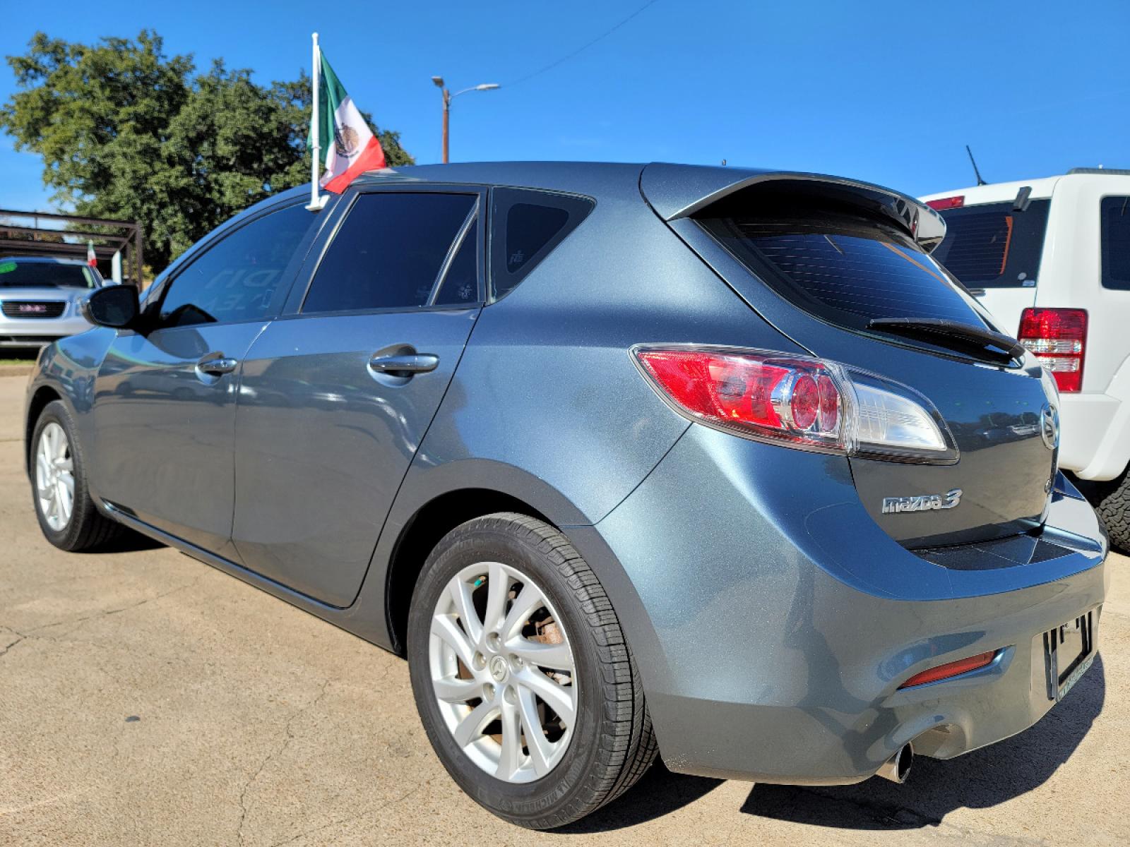 2012 GRAY /BLACK Mazda MAZDA3 I Touring 5-Door (JM1BL1L70C1) with an 2.0L L4 DOHC 16V engine, AUTO transmission, located at 2660 S.Garland Avenue, Garland, TX, 75041, (469) 298-3118, 32.885551, -96.655602 - Welcome to DallasAutos4Less, one of the Premier BUY HERE PAY HERE Dealers in the North Dallas Area. We specialize in financing to people with NO CREDIT or BAD CREDIT. We need proof of income, proof of residence, and a ID. Come buy your new car from us today!!rnrnThis is a very clean 2012 MAZDA MAZDA - Photo #5