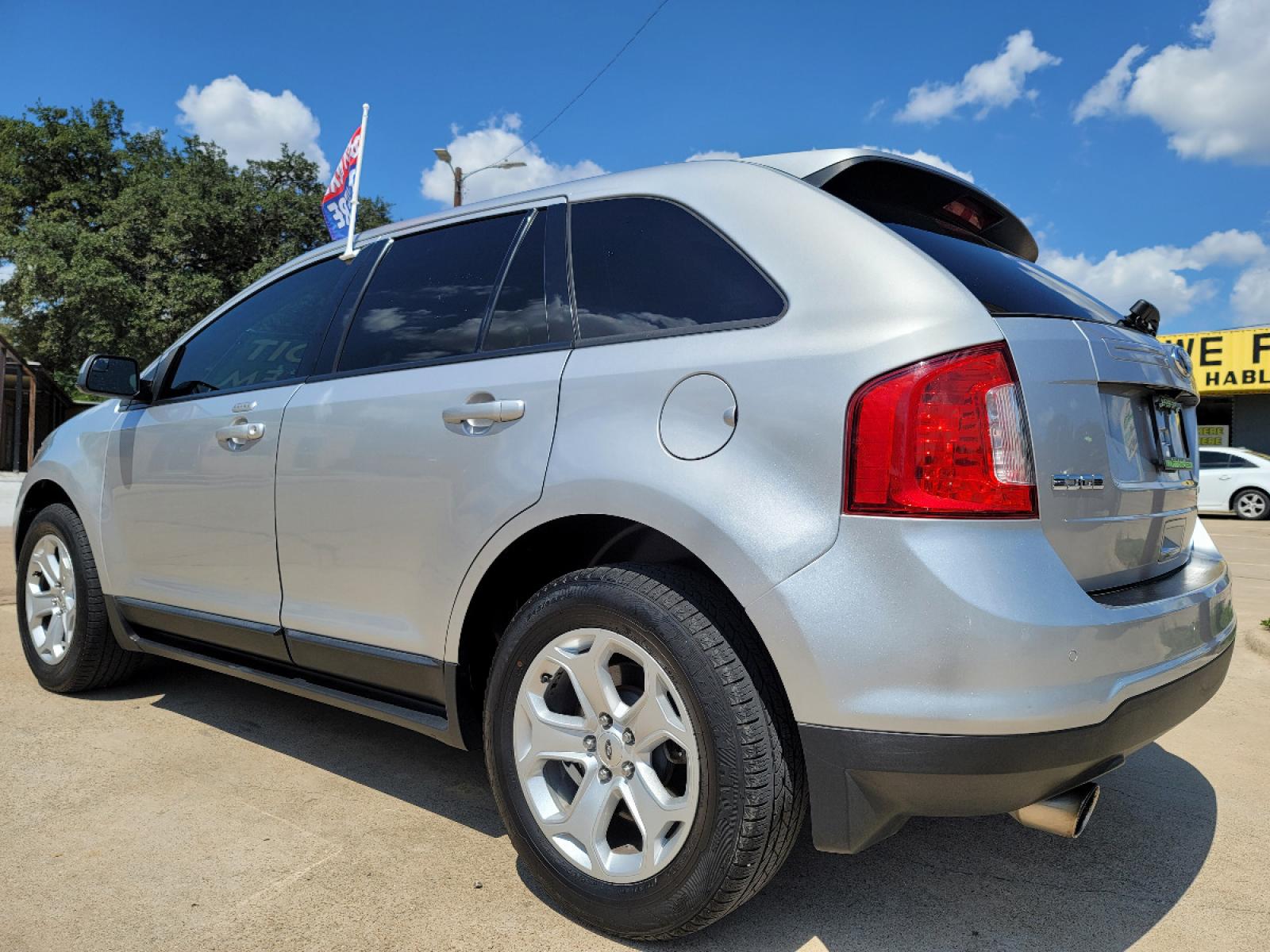 2013 SILVER /BLACK Ford Edge SEL (2FMDK3J91DB) with an 2.0L L4 DOHC 16V engine, 6-Speed Automatic transmission, located at 2660 S.Garland Avenue, Garland, TX, 75041, (469) 298-3118, 32.885551, -96.655602 - Welcome to DallasAutos4Less, one of the Premier BUY HERE PAY HERE Dealers in the North Dallas Area. We specialize in financing to people with NO CREDIT or BAD CREDIT. We need proof of income, proof of residence, and a ID. Come buy your new car from us today!!rnrnThis is a very well cared for 2013 FO - Photo #5