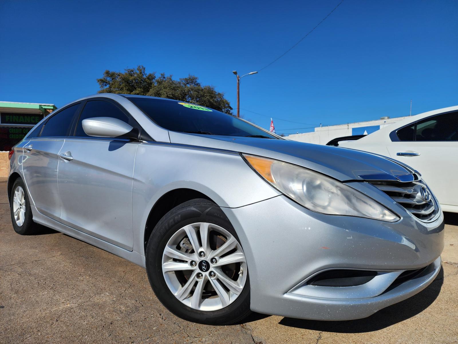 2013 SILVER /GRAY HYUNDAI SONATA GLS GLS (5NPEB4AC0DH) , AUTO transmission, located at 2660 S.Garland Avenue, Garland, TX, 75041, (469) 298-3118, 32.885551, -96.655602 - CASH$$$$$$$$$ CAR!!rnrnThis is a very well cared for 2013 HYUNDAI SONATA GLS! Super Clean! SAT RADIO! Come in for a test drive today. We are open from 10am-7pm Monday-Saturday.rnrnCall us with any questions at 469.707.9259, or email us at DallasAutos4Less@gmail.com. - Photo #0