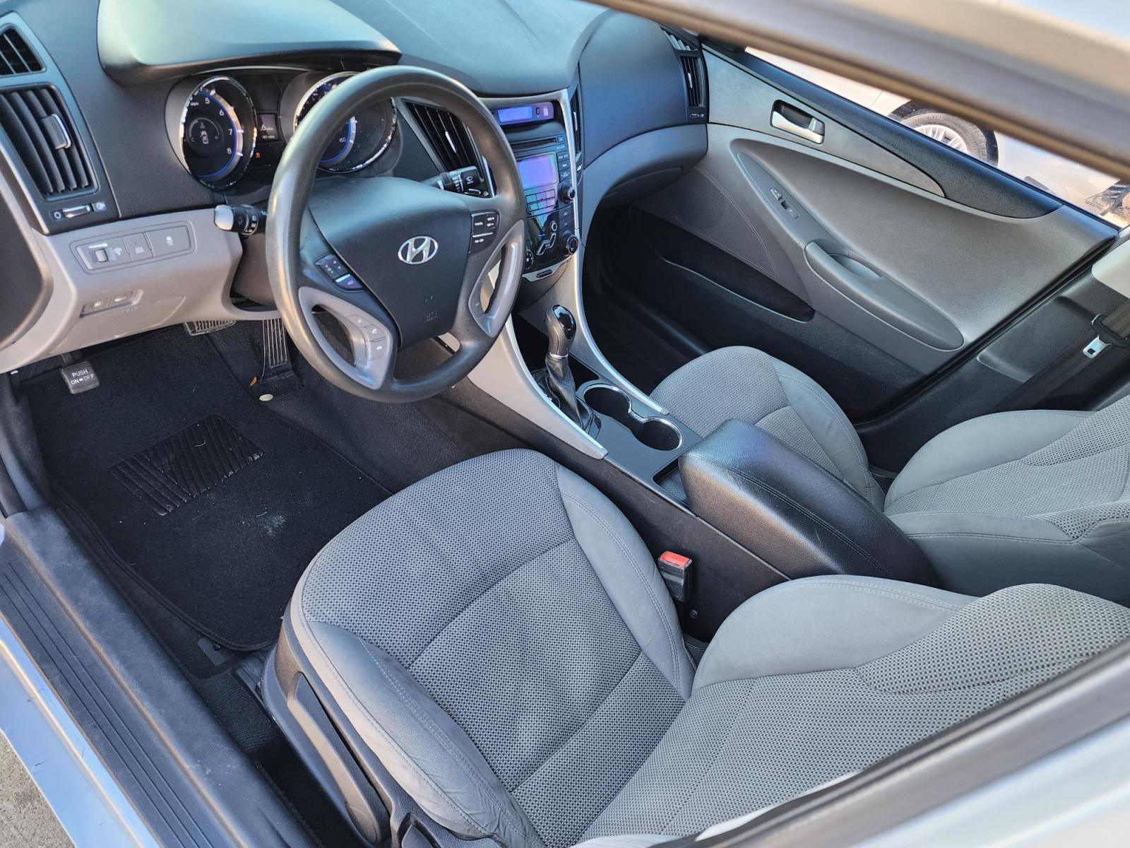 2013 SILVER /GRAY HYUNDAI SONATA GLS GLS (5NPEB4AC0DH) , AUTO transmission, located at 2660 S.Garland Avenue, Garland, TX, 75041, (469) 298-3118, 32.885551, -96.655602 - CASH$$$$$$$$$ CAR!!rnrnThis is a very well cared for 2013 HYUNDAI SONATA GLS! Super Clean! SAT RADIO! Come in for a test drive today. We are open from 10am-7pm Monday-Saturday.rnrnCall us with any questions at 469.707.9259, or email us at DallasAutos4Less@gmail.com. - Photo #9
