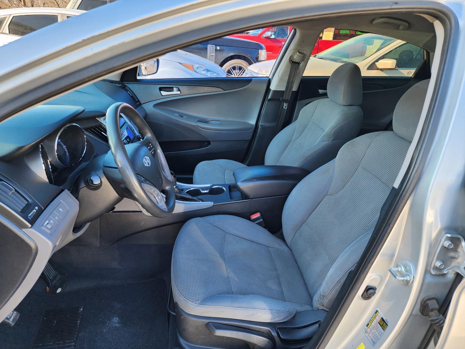 2013 SILVER /GRAY HYUNDAI SONATA GLS GLS (5NPEB4AC0DH) , AUTO transmission, located at 2660 S.Garland Avenue, Garland, TX, 75041, (469) 298-3118, 32.885551, -96.655602 - CASH$$$$$$$$$ CAR!!rnrnThis is a very well cared for 2013 HYUNDAI SONATA GLS! Super Clean! SAT RADIO! Come in for a test drive today. We are open from 10am-7pm Monday-Saturday.rnrnCall us with any questions at 469.707.9259, or email us at DallasAutos4Less@gmail.com. - Photo #10