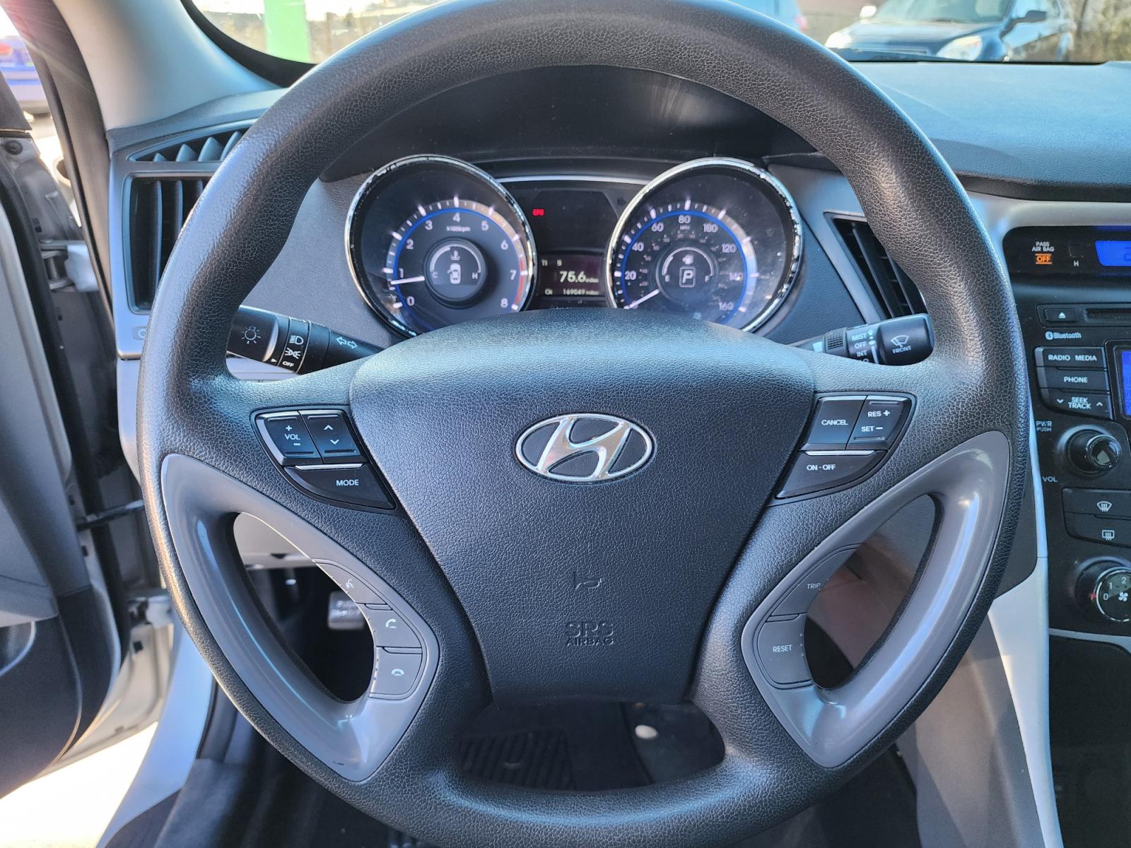 2013 SILVER /GRAY HYUNDAI SONATA GLS GLS (5NPEB4AC0DH) , AUTO transmission, located at 2660 S.Garland Avenue, Garland, TX, 75041, (469) 298-3118, 32.885551, -96.655602 - CASH$$$$$$$$$ CAR!!rnrnThis is a very well cared for 2013 HYUNDAI SONATA GLS! Super Clean! SAT RADIO! Come in for a test drive today. We are open from 10am-7pm Monday-Saturday.rnrnCall us with any questions at 469.707.9259, or email us at DallasAutos4Less@gmail.com. - Photo #11