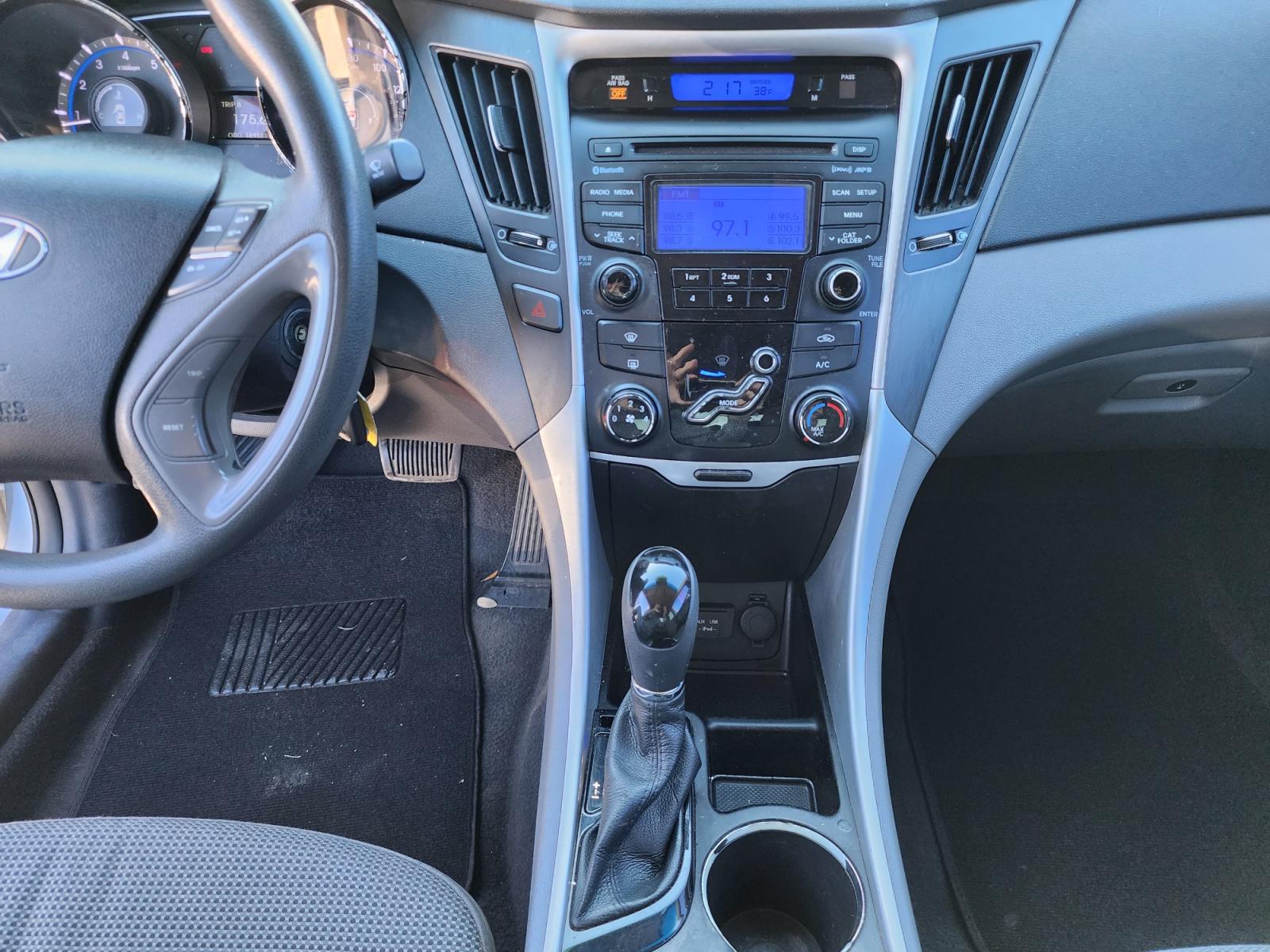 2013 SILVER /GRAY HYUNDAI SONATA GLS GLS (5NPEB4AC0DH) , AUTO transmission, located at 2660 S.Garland Avenue, Garland, TX, 75041, (469) 298-3118, 32.885551, -96.655602 - CASH$$$$$$$$$ CAR!!rnrnThis is a very well cared for 2013 HYUNDAI SONATA GLS! Super Clean! SAT RADIO! Come in for a test drive today. We are open from 10am-7pm Monday-Saturday.rnrnCall us with any questions at 469.707.9259, or email us at DallasAutos4Less@gmail.com. - Photo #12