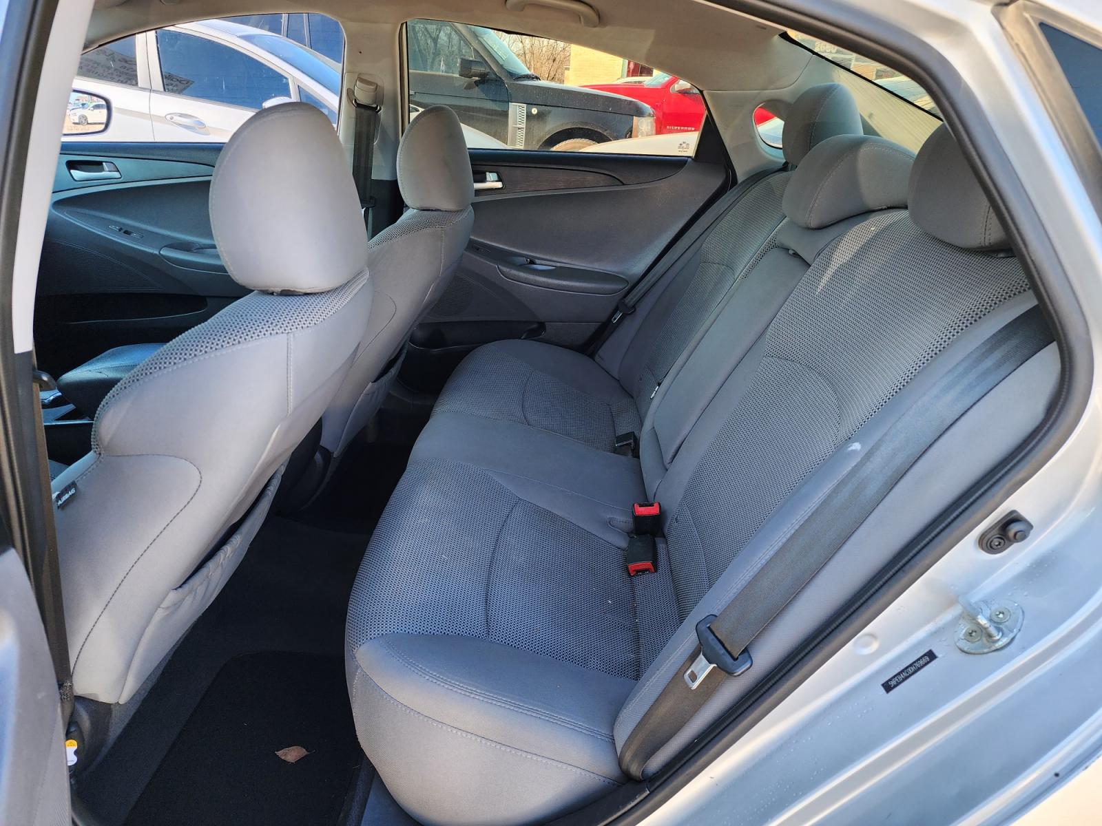 2013 SILVER /GRAY HYUNDAI SONATA GLS GLS (5NPEB4AC0DH) , AUTO transmission, located at 2660 S.Garland Avenue, Garland, TX, 75041, (469) 298-3118, 32.885551, -96.655602 - CASH$$$$$$$$$ CAR!!rnrnThis is a very well cared for 2013 HYUNDAI SONATA GLS! Super Clean! SAT RADIO! Come in for a test drive today. We are open from 10am-7pm Monday-Saturday.rnrnCall us with any questions at 469.707.9259, or email us at DallasAutos4Less@gmail.com. - Photo #14