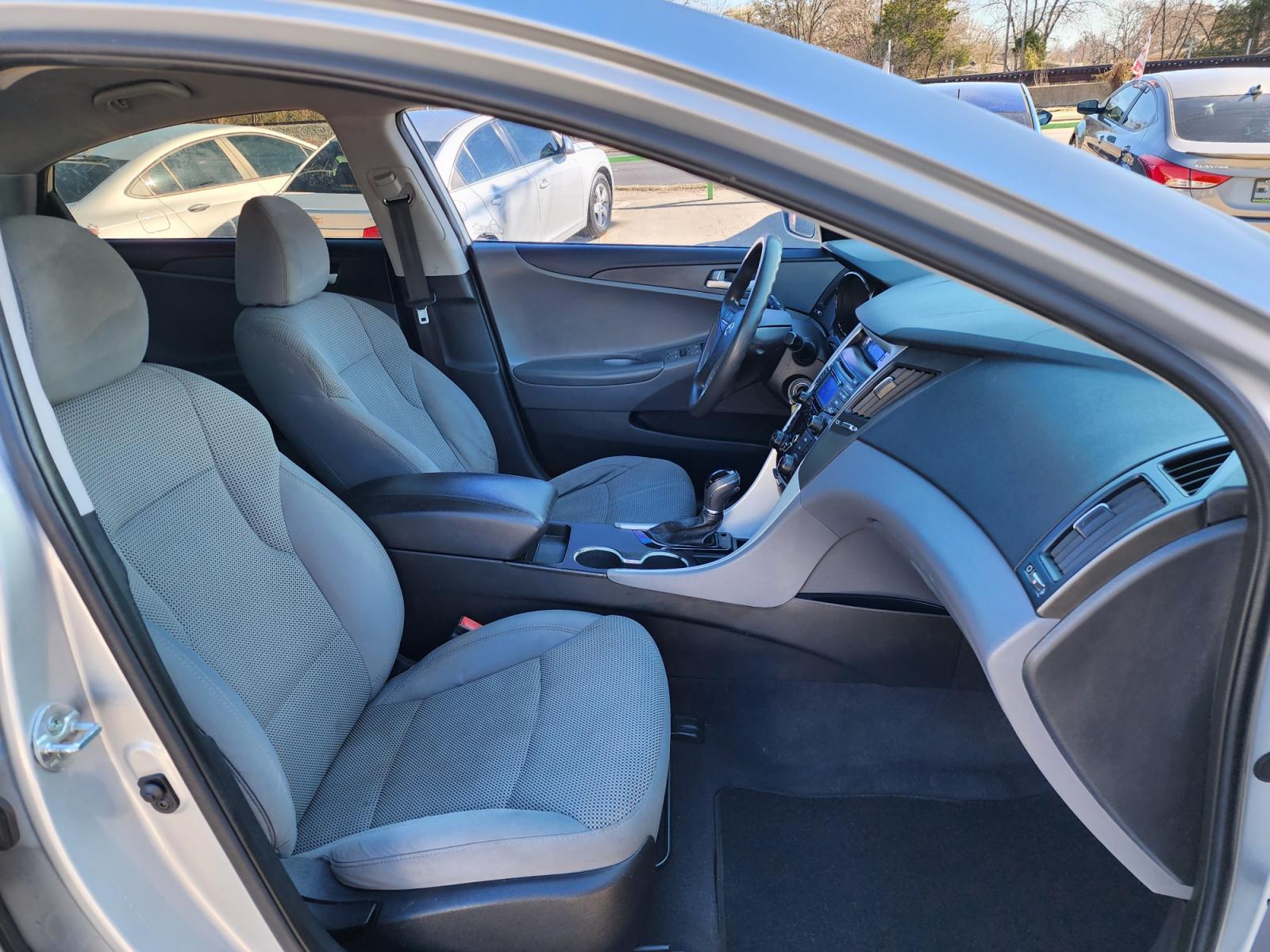 2013 SILVER /GRAY HYUNDAI SONATA GLS GLS (5NPEB4AC0DH) , AUTO transmission, located at 2660 S.Garland Avenue, Garland, TX, 75041, (469) 298-3118, 32.885551, -96.655602 - CASH$$$$$$$$$ CAR!!rnrnThis is a very well cared for 2013 HYUNDAI SONATA GLS! Super Clean! SAT RADIO! Come in for a test drive today. We are open from 10am-7pm Monday-Saturday.rnrnCall us with any questions at 469.707.9259, or email us at DallasAutos4Less@gmail.com. - Photo #16