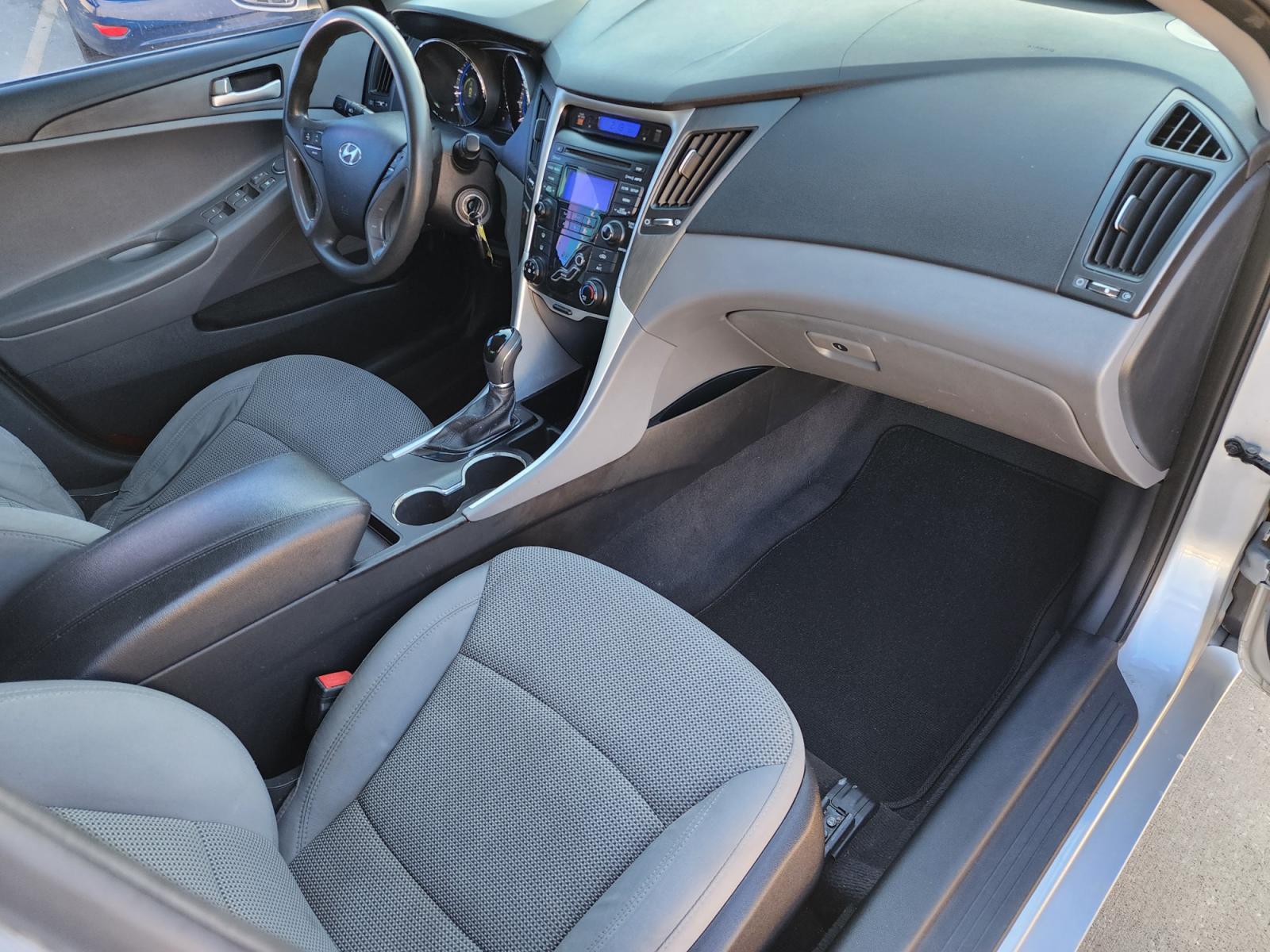 2013 SILVER /GRAY HYUNDAI SONATA GLS GLS (5NPEB4AC0DH) , AUTO transmission, located at 2660 S.Garland Avenue, Garland, TX, 75041, (469) 298-3118, 32.885551, -96.655602 - CASH$$$$$$$$$ CAR!!rnrnThis is a very well cared for 2013 HYUNDAI SONATA GLS! Super Clean! SAT RADIO! Come in for a test drive today. We are open from 10am-7pm Monday-Saturday.rnrnCall us with any questions at 469.707.9259, or email us at DallasAutos4Less@gmail.com. - Photo #17