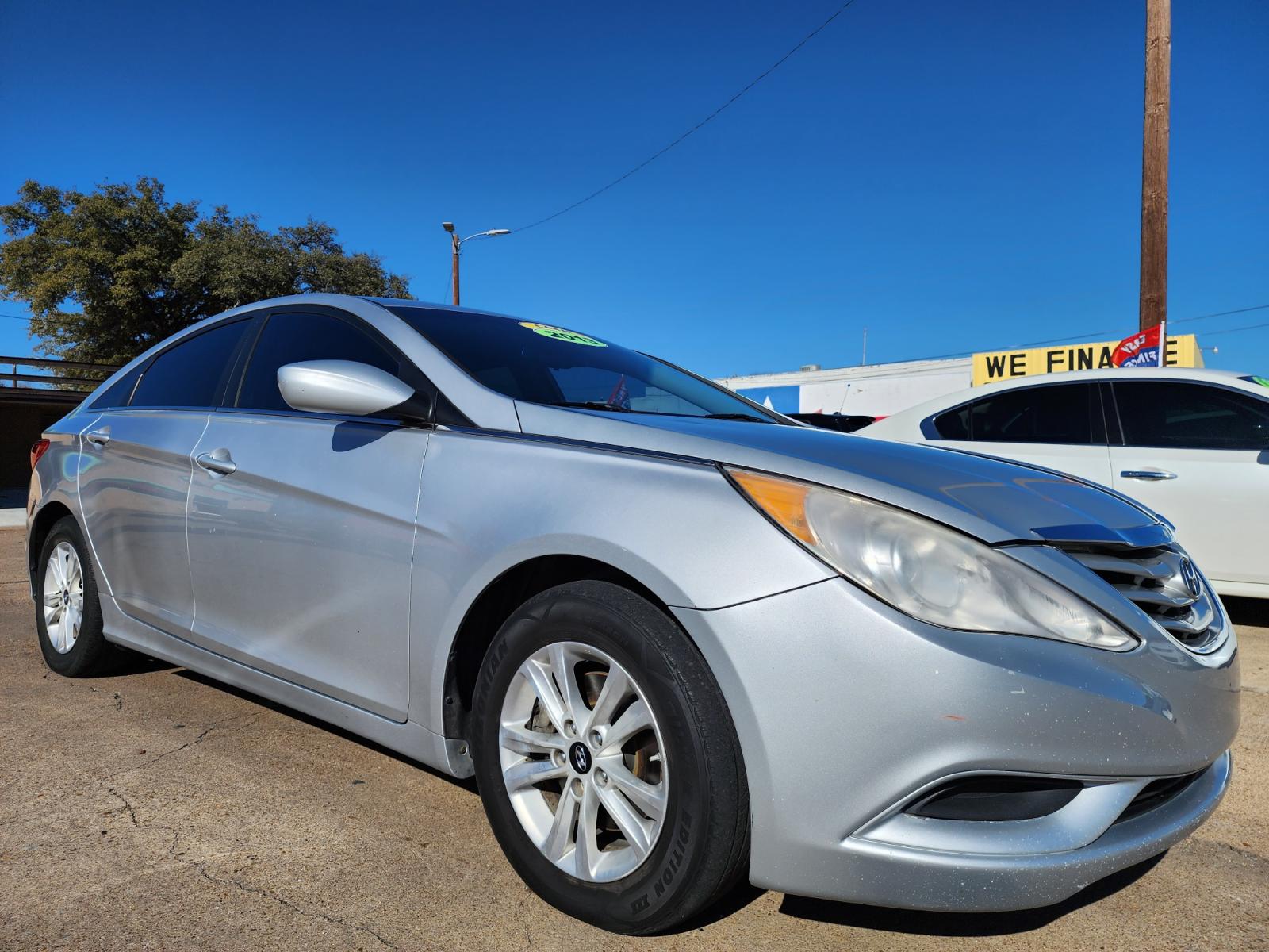 2013 SILVER /GRAY HYUNDAI SONATA GLS GLS (5NPEB4AC0DH) , AUTO transmission, located at 2660 S.Garland Avenue, Garland, TX, 75041, (469) 298-3118, 32.885551, -96.655602 - CASH$$$$$$$$$ CAR!!rnrnThis is a very well cared for 2013 HYUNDAI SONATA GLS! Super Clean! SAT RADIO! Come in for a test drive today. We are open from 10am-7pm Monday-Saturday.rnrnCall us with any questions at 469.707.9259, or email us at DallasAutos4Less@gmail.com. - Photo #1