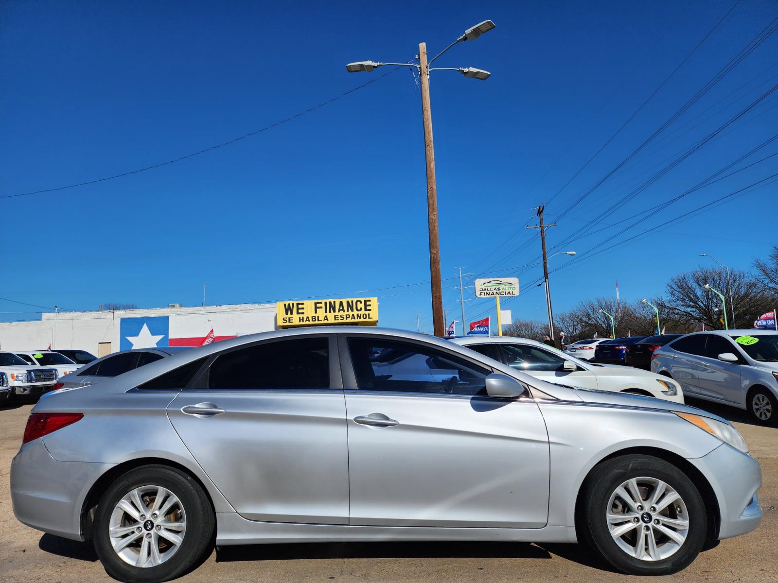 2013 SILVER /GRAY HYUNDAI SONATA GLS GLS (5NPEB4AC0DH) , AUTO transmission, located at 2660 S.Garland Avenue, Garland, TX, 75041, (469) 298-3118, 32.885551, -96.655602 - CASH$$$$$$$$$ CAR!!rnrnThis is a very well cared for 2013 HYUNDAI SONATA GLS! Super Clean! SAT RADIO! Come in for a test drive today. We are open from 10am-7pm Monday-Saturday.rnrnCall us with any questions at 469.707.9259, or email us at DallasAutos4Less@gmail.com. - Photo #2