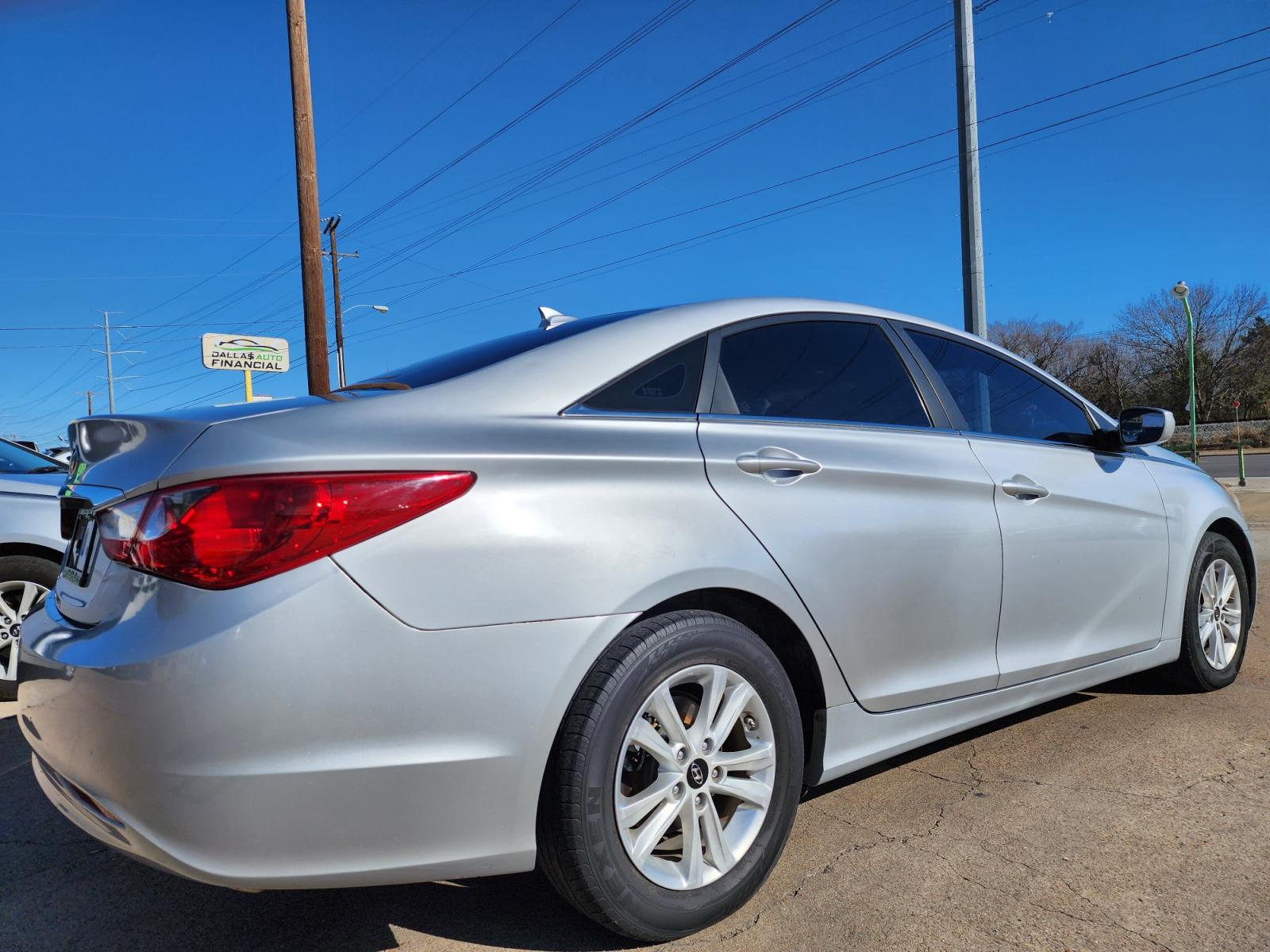 2013 SILVER /GRAY HYUNDAI SONATA GLS GLS (5NPEB4AC0DH) , AUTO transmission, located at 2660 S.Garland Avenue, Garland, TX, 75041, (469) 298-3118, 32.885551, -96.655602 - CASH$$$$$$$$$ CAR!!rnrnThis is a very well cared for 2013 HYUNDAI SONATA GLS! Super Clean! SAT RADIO! Come in for a test drive today. We are open from 10am-7pm Monday-Saturday.rnrnCall us with any questions at 469.707.9259, or email us at DallasAutos4Less@gmail.com. - Photo #3