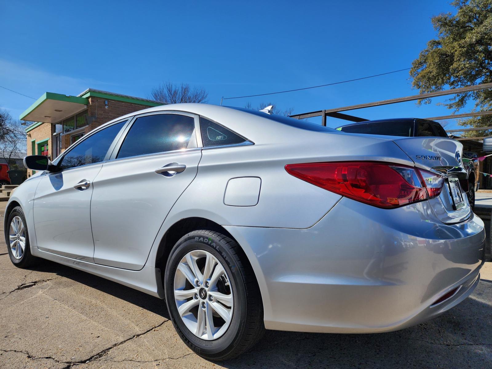 2013 SILVER /GRAY HYUNDAI SONATA GLS GLS (5NPEB4AC0DH) , AUTO transmission, located at 2660 S.Garland Avenue, Garland, TX, 75041, (469) 298-3118, 32.885551, -96.655602 - CASH$$$$$$$$$ CAR!!rnrnThis is a very well cared for 2013 HYUNDAI SONATA GLS! Super Clean! SAT RADIO! Come in for a test drive today. We are open from 10am-7pm Monday-Saturday.rnrnCall us with any questions at 469.707.9259, or email us at DallasAutos4Less@gmail.com. - Photo #4