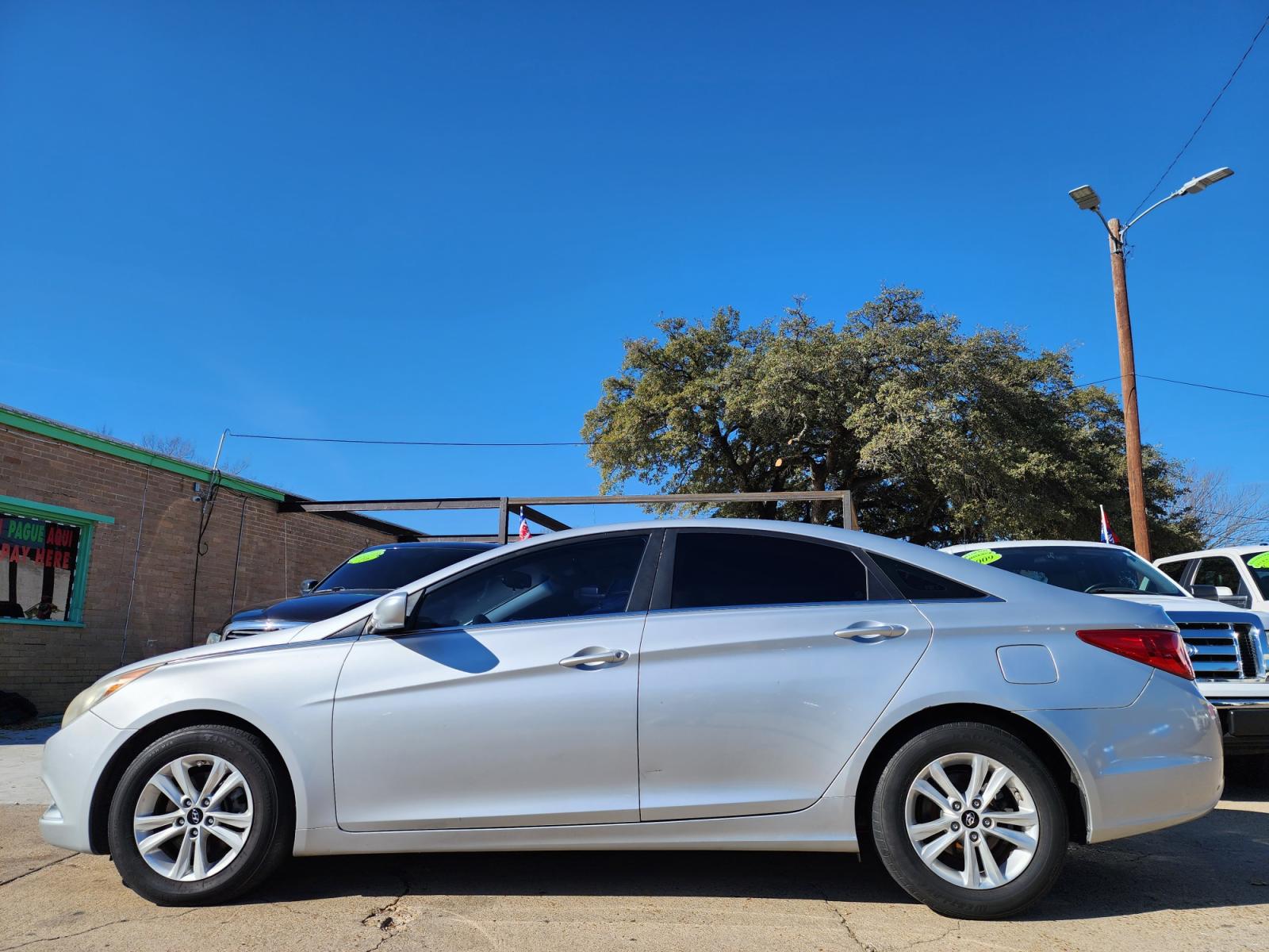 2013 SILVER /GRAY HYUNDAI SONATA GLS GLS (5NPEB4AC0DH) , AUTO transmission, located at 2660 S.Garland Avenue, Garland, TX, 75041, (469) 298-3118, 32.885551, -96.655602 - CASH$$$$$$$$$ CAR!!rnrnThis is a very well cared for 2013 HYUNDAI SONATA GLS! Super Clean! SAT RADIO! Come in for a test drive today. We are open from 10am-7pm Monday-Saturday.rnrnCall us with any questions at 469.707.9259, or email us at DallasAutos4Less@gmail.com. - Photo #5