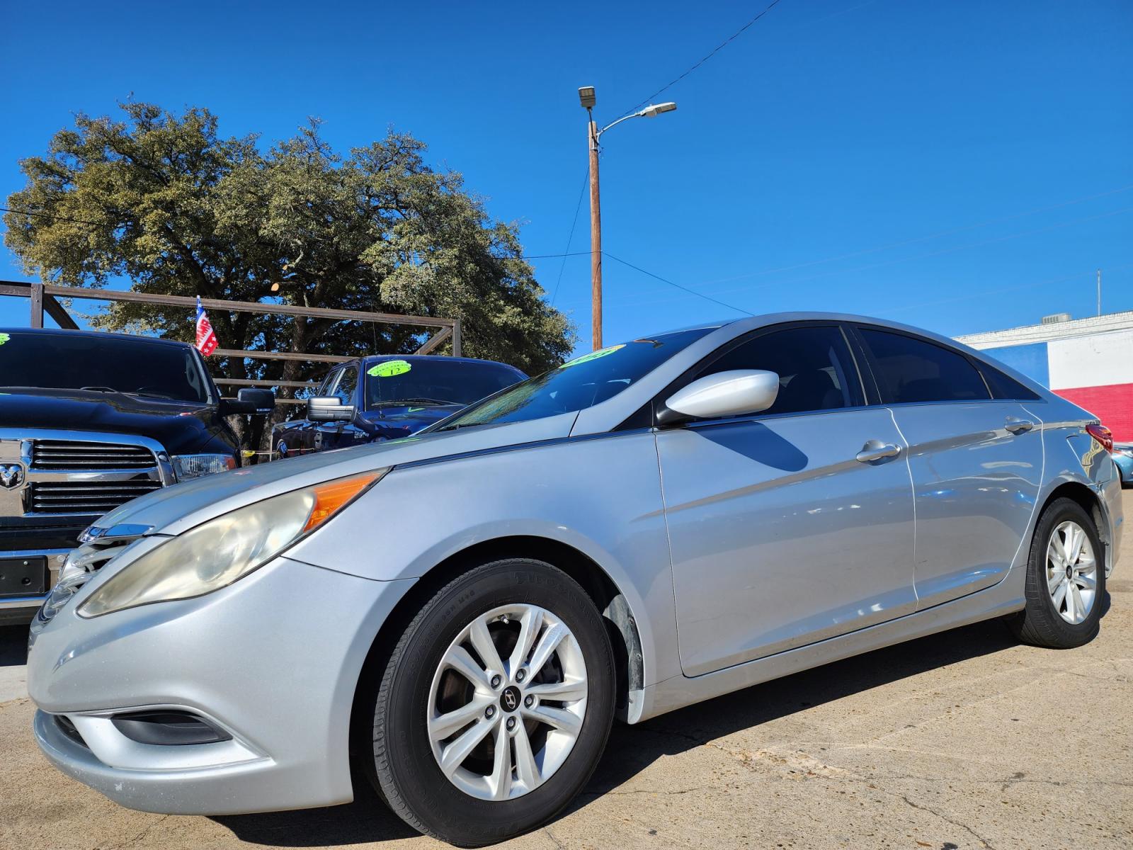 2013 SILVER /GRAY HYUNDAI SONATA GLS GLS (5NPEB4AC0DH) , AUTO transmission, located at 2660 S.Garland Avenue, Garland, TX, 75041, (469) 298-3118, 32.885551, -96.655602 - CASH$$$$$$$$$ CAR!!rnrnThis is a very well cared for 2013 HYUNDAI SONATA GLS! Super Clean! SAT RADIO! Come in for a test drive today. We are open from 10am-7pm Monday-Saturday.rnrnCall us with any questions at 469.707.9259, or email us at DallasAutos4Less@gmail.com. - Photo #6