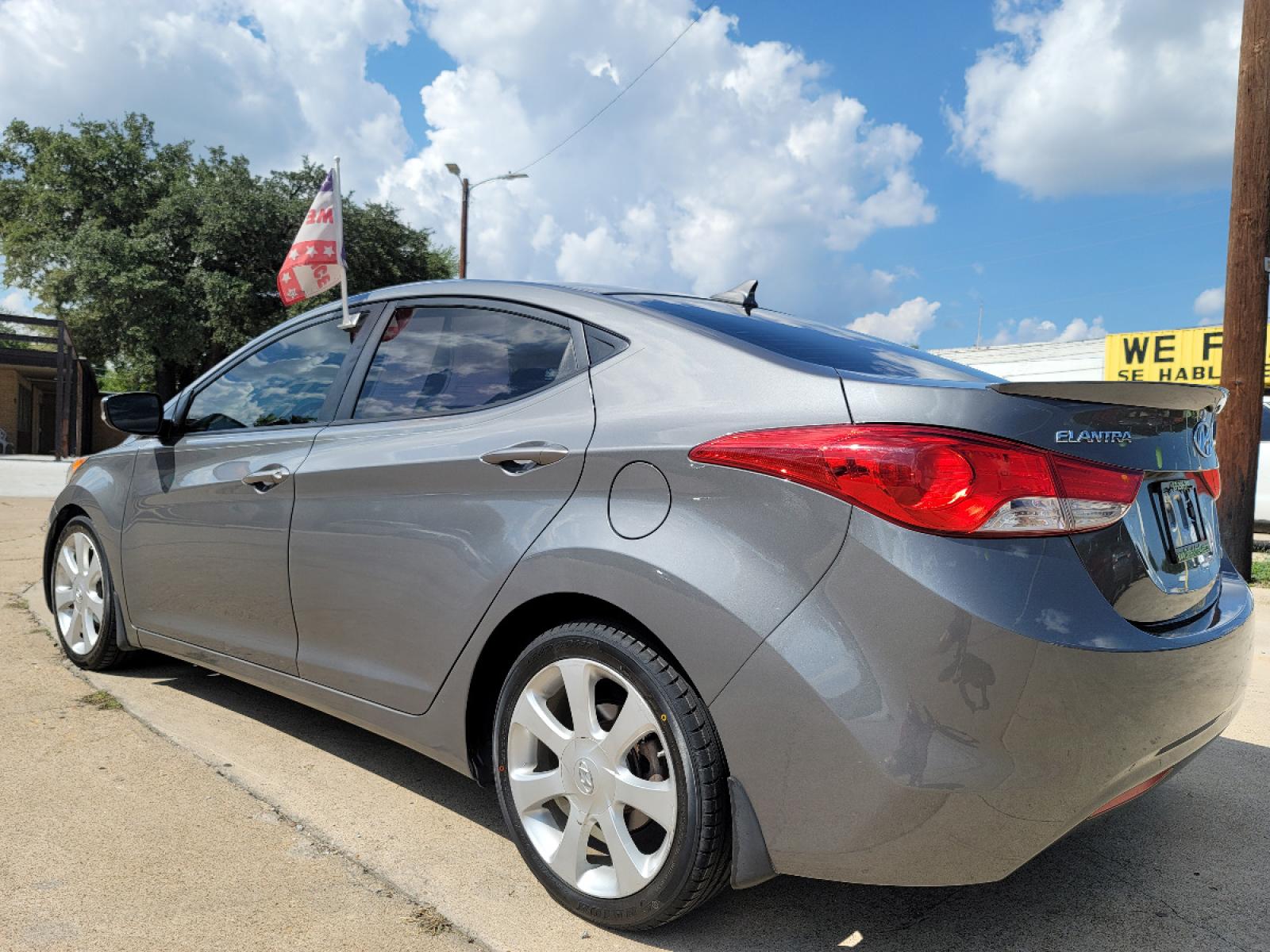 2013 GRAY Hyundai Elantra Limited (5NPDH4AE8DH) with an 1.8L L4 DOHC 16V engine, 6-Speed Automatic transmission, located at 2660 S.Garland Avenue, Garland, TX, 75041, (469) 298-3118, 32.885551, -96.655602 - Welcome to DallasAutos4Less, one of the Premier BUY HERE PAY HERE Dealers in the North Dallas Area. We specialize in financing to people with NO CREDIT or BAD CREDIT. We need proof of income, proof of residence, and a ID. Come buy your new car from us today!!rnrnThis is a Very clean 2013 HYUNDAI ELA - Photo #5