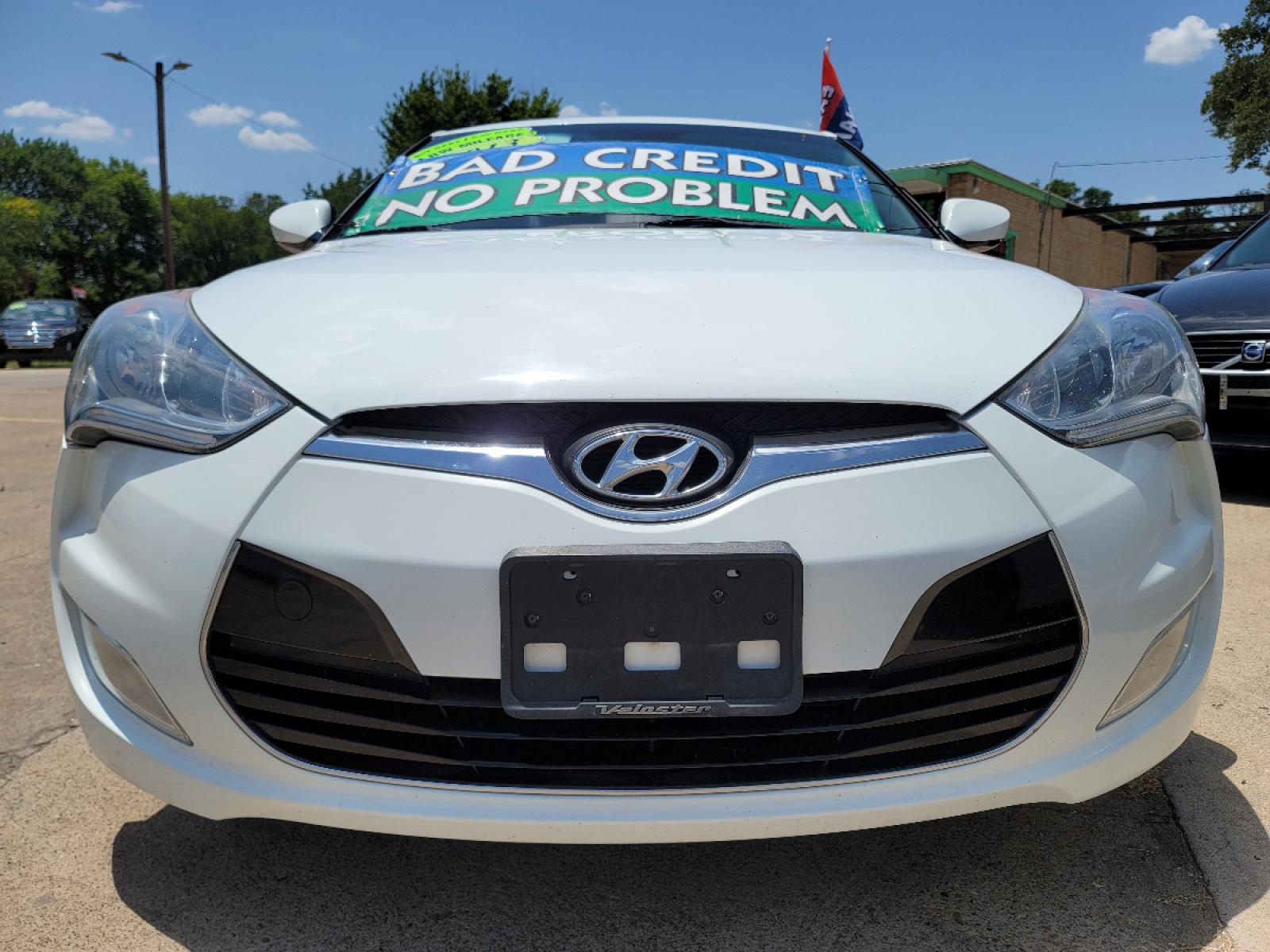 2013 WHITE /BLACK Hyundai Veloster (KMHTC6AD1DU) with an 1.6L L4 DOHC 16V engine, AUTO transmission, located at 2660 S.Garland Avenue, Garland, TX, 75041, (469) 298-3118, 32.885551, -96.655602 - Welcome to DallasAutos4Less, one of the Premier BUY HERE PAY HERE Dealers in the North Dallas Area. We specialize in financing to people with NO CREDIT or BAD CREDIT. We need proof of income, proof of residence, and a ID. Come buy your new car from us today!!rnrnThis is a very clean 2013 HYUNDAI VEL - Photo #10