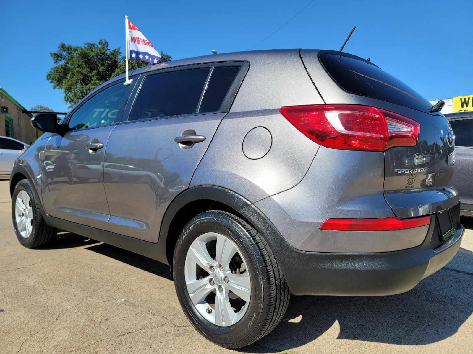 2013 GRAY /BLACK Kia Sportage LX (KNDPB3A28D7) with an 2.4L V6 DOHC 24V engine, 6-Speed Automatic transmission, located at 2660 S.Garland Avenue, Garland, TX, 75041, (469) 298-3118, 32.885551, -96.655602 - Welcome to DallasAutos4Less, one of the Premier BUY HERE PAY HERE Dealers in the North Dallas Area. We specialize in financing to people with NO CREDIT or BAD CREDIT. We need proof of income, proof of residence, and a ID. Come buy your new car from us today!!rnrnThis is a SUPER CLEAN 2013 KIA SPORTA - Photo #6