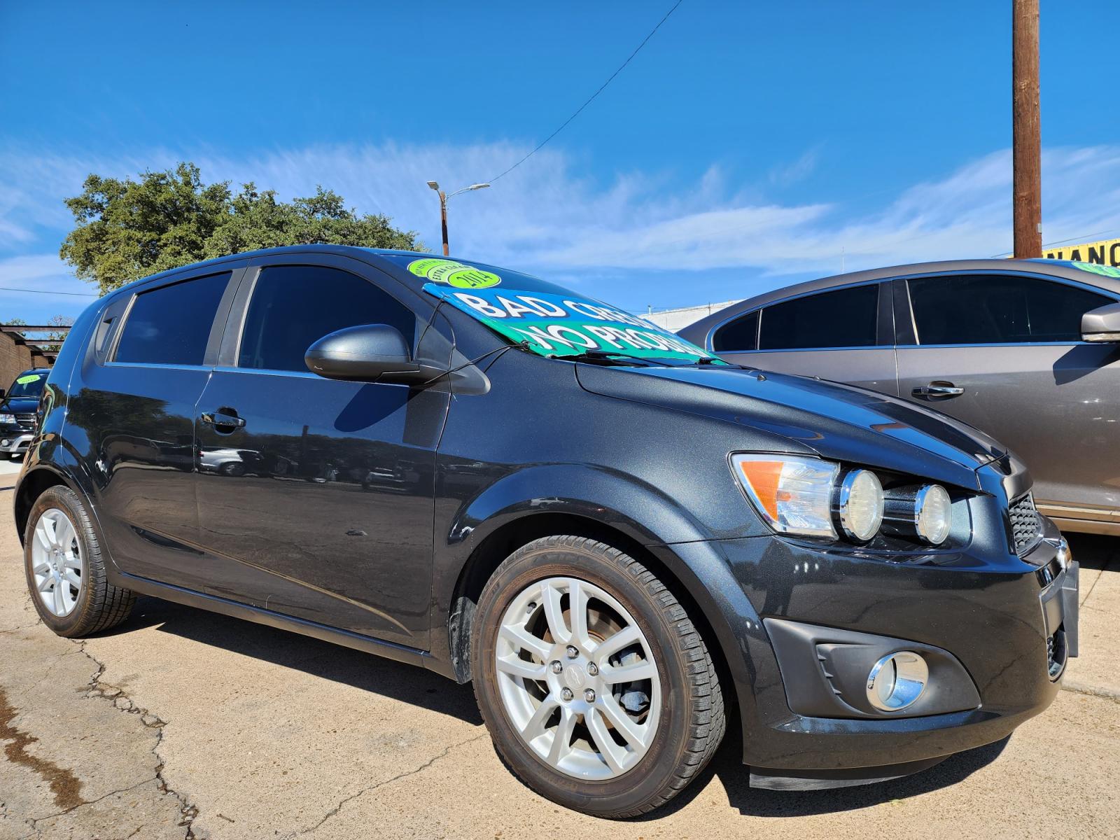 2014 GRAY Chevrolet Sonic LT (1G1JC6SH5E4) with an 1.8L L4 DOHC 24V engine, 6-Speed Automatic transmission, located at 2660 S.Garland Avenue, Garland, TX, 75041, (469) 298-3118, 32.885551, -96.655602 - Welcome to DallasAutos4Less, one of the Premier BUY HERE PAY HERE Dealers in the North Dallas Area. We specialize in financing to people with NO CREDIT or BAD CREDIT. We need proof of income, proof of residence, and a ID. Come buy your new car from us today!!rnrnThis is a very well cared for 2014 CH - Photo #1