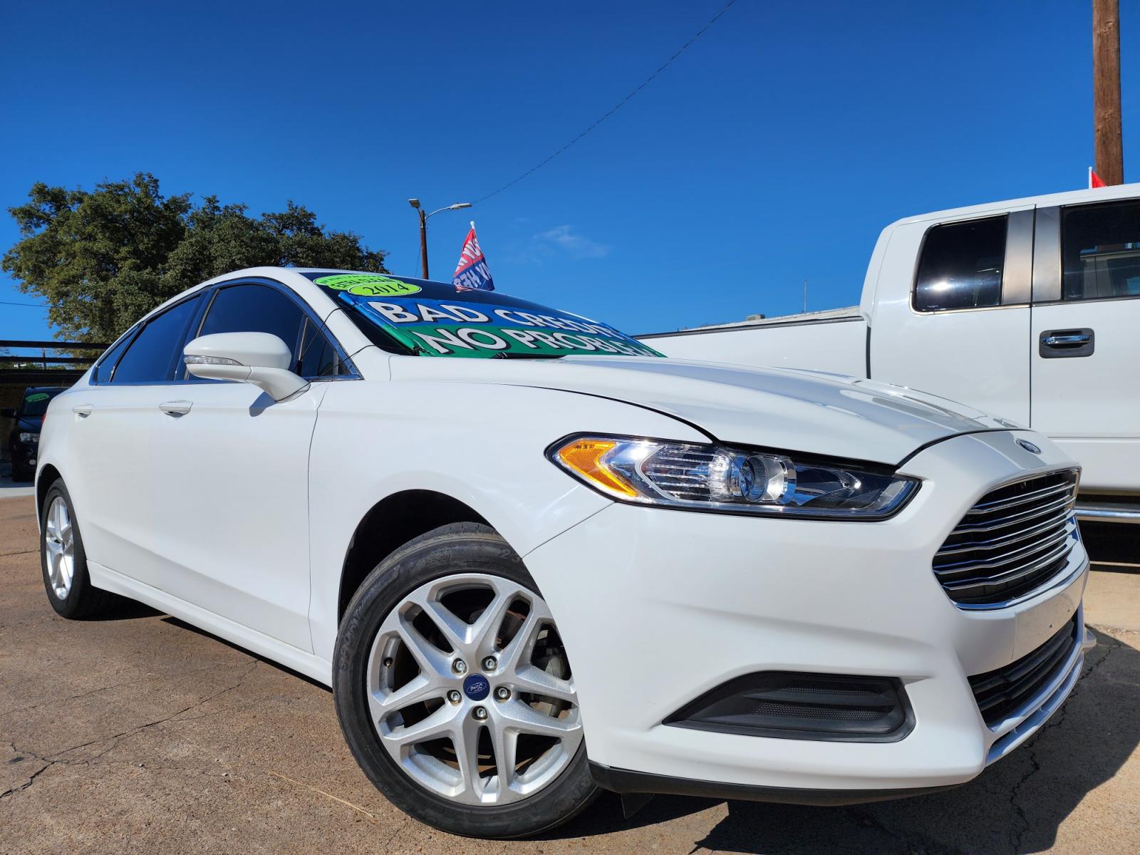 2014 WHITE Ford Fusion SE (3FA6P0HD5ER) with an 1.5L L4 DOHC 16V engine, AUTO transmission, located at 2660 S.Garland Avenue, Garland, TX, 75041, (469) 298-3118, 32.885551, -96.655602 - Welcome to DallasAutos4Less, one of the Premier BUY HERE PAY HERE Dealers in the North Dallas Area. We specialize in financing to people with NO CREDIT or BAD CREDIT. We need proof of income, proof of residence, and a ID. Come buy your new car from us today!!rnrnThis is a Super Clean 2014 FORD FUSIO - Photo #0