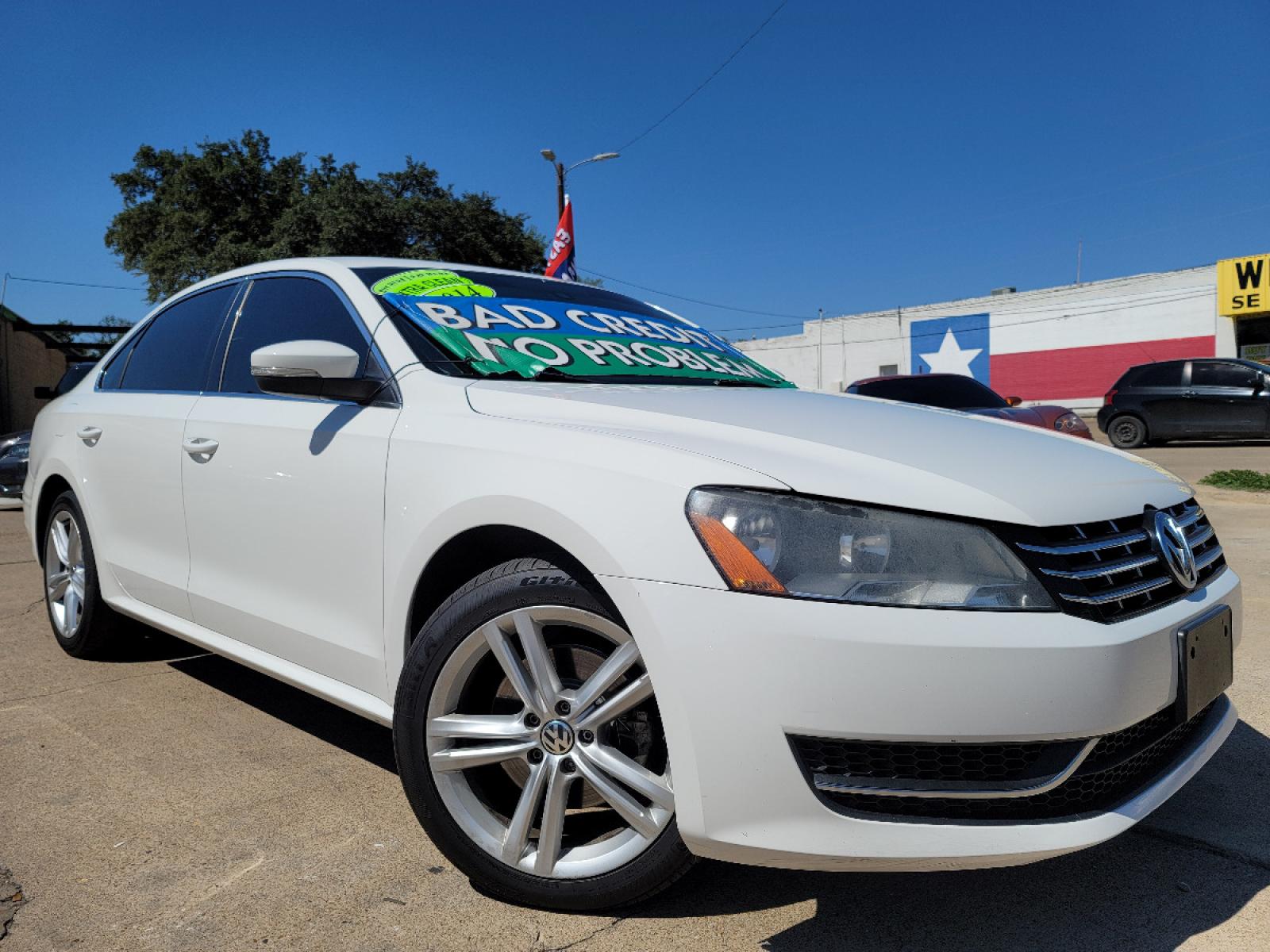 2014 WHITE Volkswagen Passat 2.0L TDI SE (1VWBN7A30EC) with an 2.0L L4 DOHC 16V TURBO DIESEL engine, AUTO transmission, located at 2660 S.Garland Avenue, Garland, TX, 75041, (469) 298-3118, 32.885551, -96.655602 - Welcome to DallasAutos4Less, one of the Premier BUY HERE PAY HERE Dealers in the North Dallas Area. We specialize in financing to people with NO CREDIT or BAD CREDIT. We need proof of income, proof of residence, and a ID. Come buy your new car from us today!!rnrnThis is a SUPER CLEAN 2014 VOLKSWAGEN - Photo #0