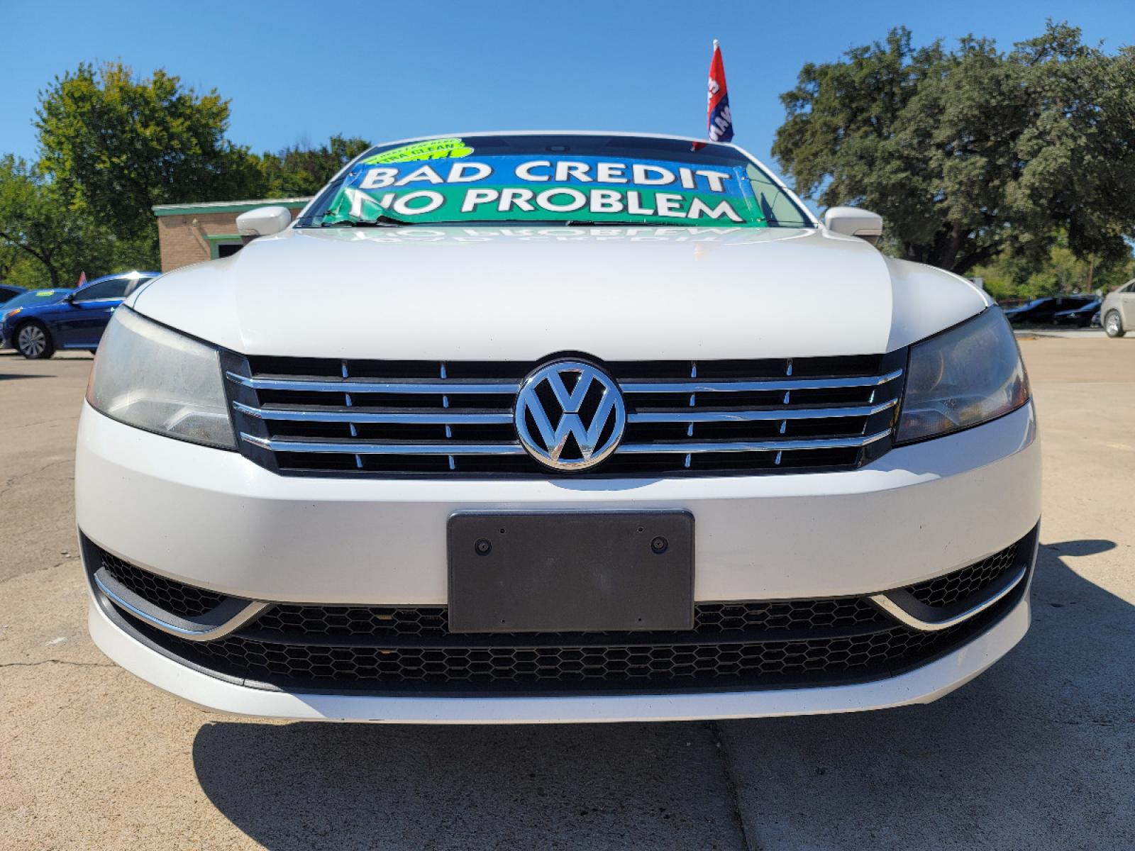 2014 WHITE Volkswagen Passat 2.0L TDI SE (1VWBN7A30EC) with an 2.0L L4 DOHC 16V TURBO DIESEL engine, AUTO transmission, located at 2660 S.Garland Avenue, Garland, TX, 75041, (469) 298-3118, 32.885551, -96.655602 - Welcome to DallasAutos4Less, one of the Premier BUY HERE PAY HERE Dealers in the North Dallas Area. We specialize in financing to people with NO CREDIT or BAD CREDIT. We need proof of income, proof of residence, and a ID. Come buy your new car from us today!!rnrnThis is a SUPER CLEAN 2014 VOLKSWAGEN - Photo #9