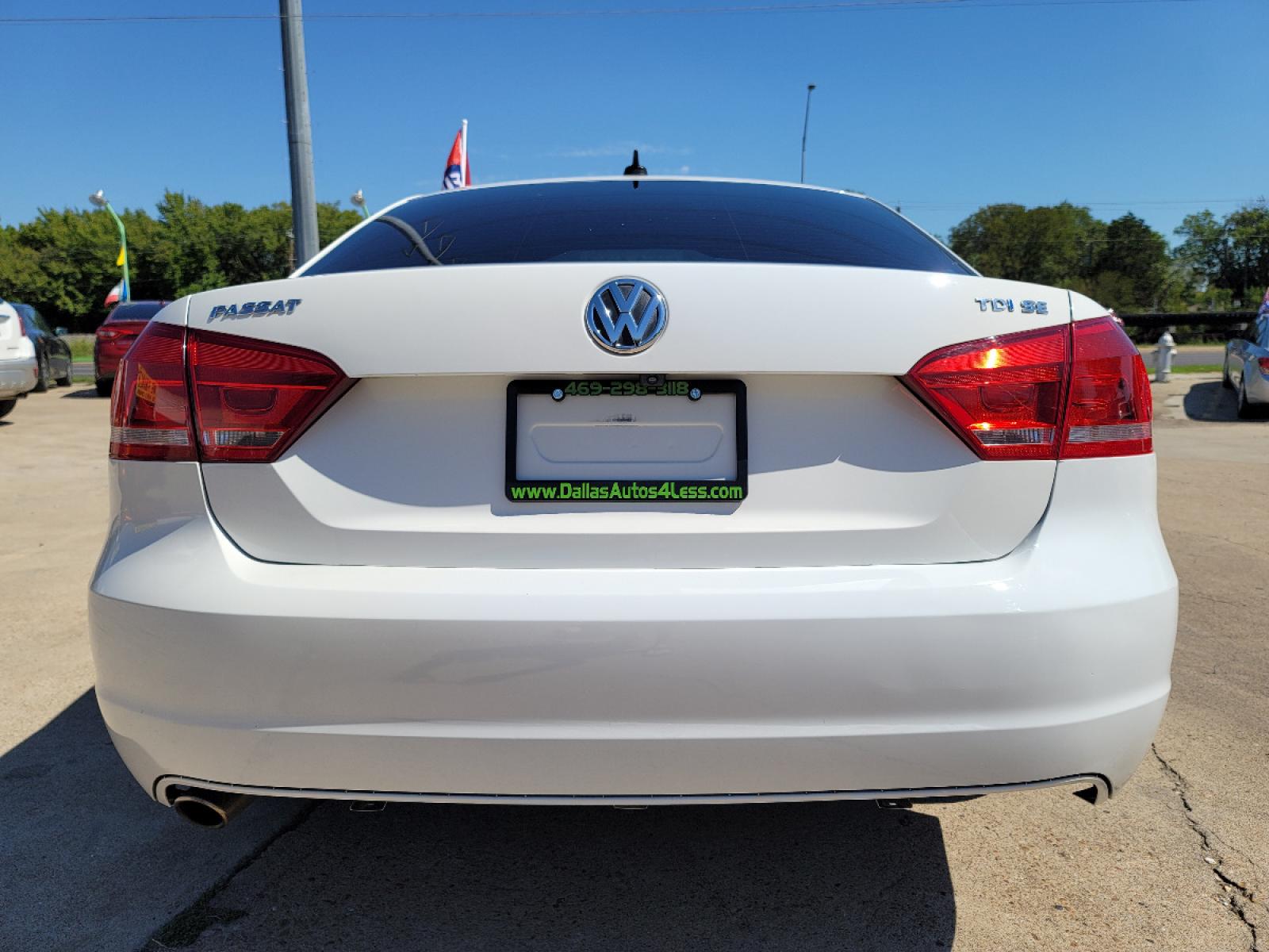 2014 WHITE Volkswagen Passat 2.0L TDI SE (1VWBN7A30EC) with an 2.0L L4 DOHC 16V TURBO DIESEL engine, AUTO transmission, located at 2660 S.Garland Avenue, Garland, TX, 75041, (469) 298-3118, 32.885551, -96.655602 - Welcome to DallasAutos4Less, one of the Premier BUY HERE PAY HERE Dealers in the North Dallas Area. We specialize in financing to people with NO CREDIT or BAD CREDIT. We need proof of income, proof of residence, and a ID. Come buy your new car from us today!!rnrnThis is a SUPER CLEAN 2014 VOLKSWAGEN - Photo #4