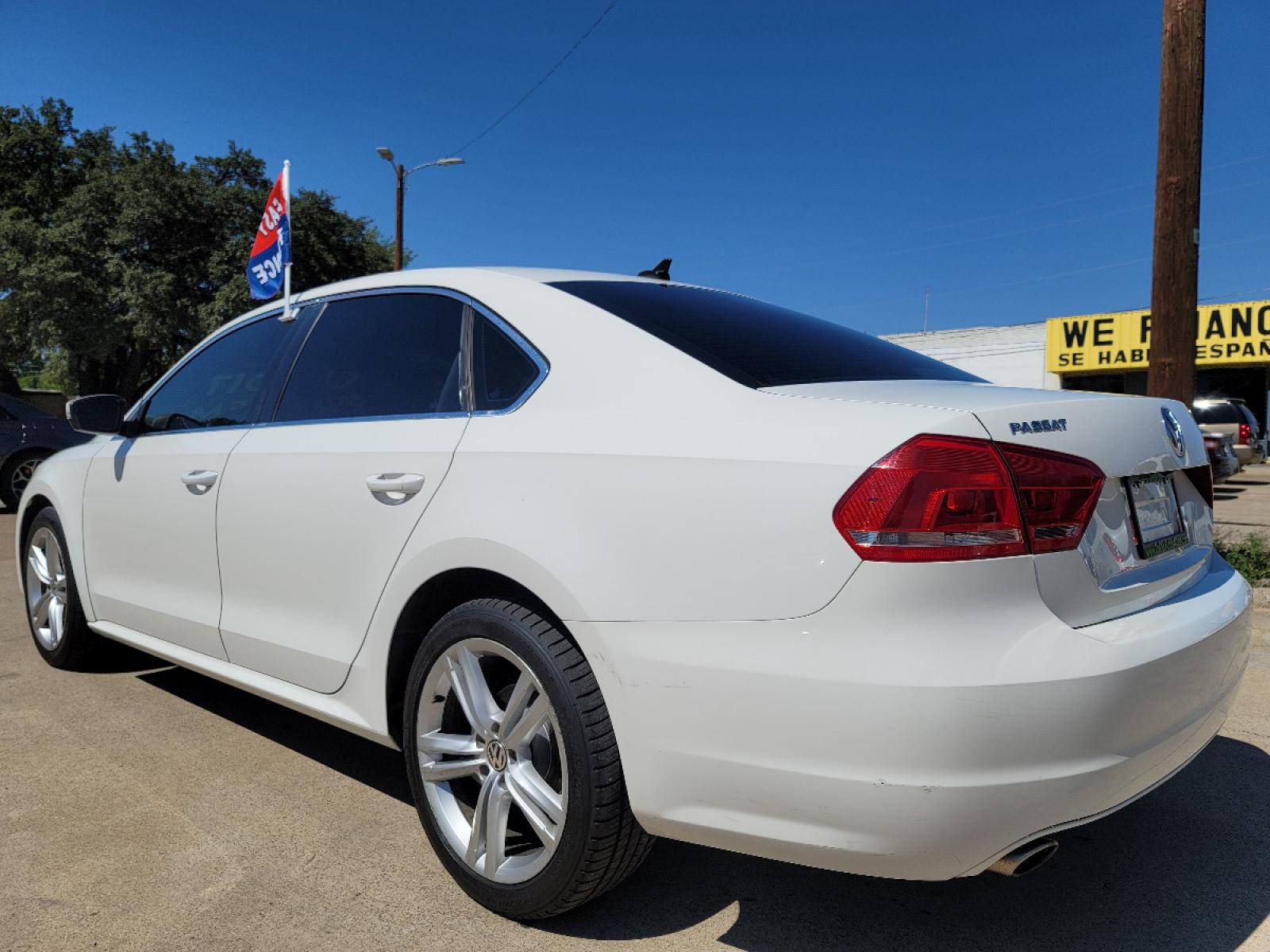 2014 WHITE Volkswagen Passat 2.0L TDI SE (1VWBN7A30EC) with an 2.0L L4 DOHC 16V TURBO DIESEL engine, AUTO transmission, located at 2660 S.Garland Avenue, Garland, TX, 75041, (469) 298-3118, 32.885551, -96.655602 - Welcome to DallasAutos4Less, one of the Premier BUY HERE PAY HERE Dealers in the North Dallas Area. We specialize in financing to people with NO CREDIT or BAD CREDIT. We need proof of income, proof of residence, and a ID. Come buy your new car from us today!!rnrnThis is a SUPER CLEAN 2014 VOLKSWAGEN - Photo #5