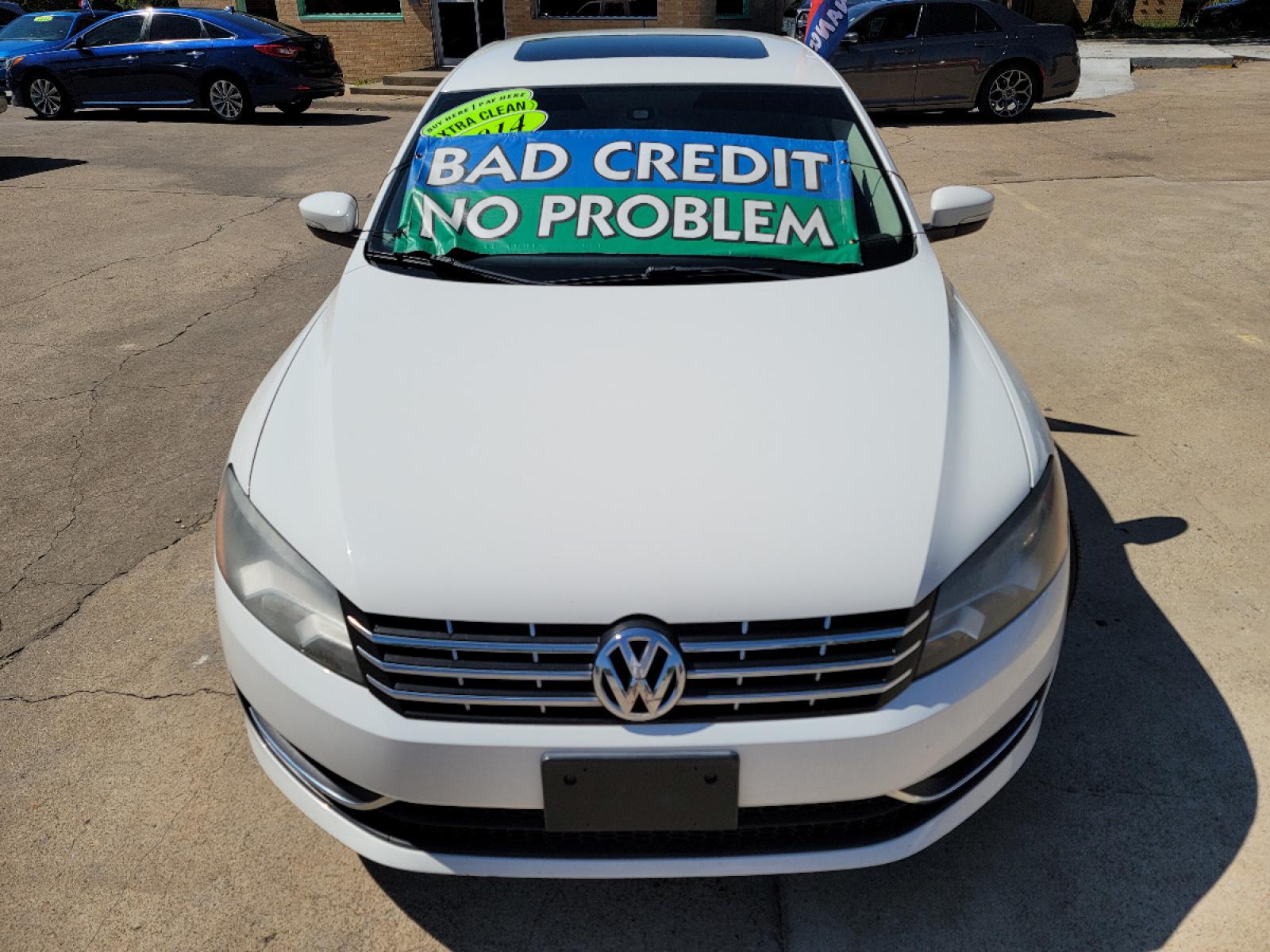 2014 WHITE Volkswagen Passat 2.0L TDI SE (1VWBN7A30EC) with an 2.0L L4 DOHC 16V TURBO DIESEL engine, AUTO transmission, located at 2660 S.Garland Avenue, Garland, TX, 75041, (469) 298-3118, 32.885551, -96.655602 - Welcome to DallasAutos4Less, one of the Premier BUY HERE PAY HERE Dealers in the North Dallas Area. We specialize in financing to people with NO CREDIT or BAD CREDIT. We need proof of income, proof of residence, and a ID. Come buy your new car from us today!!rnrnThis is a SUPER CLEAN 2014 VOLKSWAGEN - Photo #8