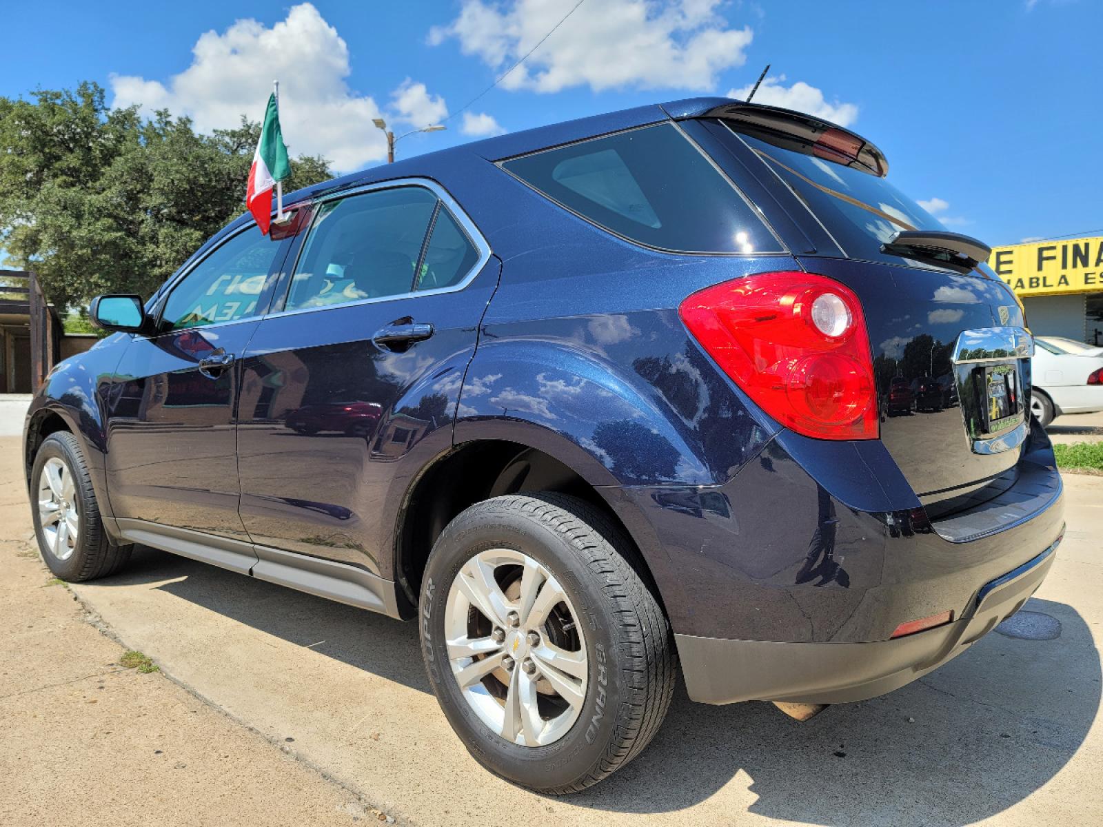 2015 BLUE Chevrolet Equinox LS (2GNALAEK1F1) with an 2.4L L4 DOHC 16V FFV engine, 6-Speed Automatic transmission, located at 2660 S.Garland Avenue, Garland, TX, 75041, (469) 298-3118, 32.885551, -96.655602 - Welcome to DallasAutos4Less, one of the Premier BUY HERE PAY HERE Dealers in the North Dallas Area. We specialize in financing to people with NO CREDIT or BAD CREDIT. We need proof of income, proof of residence, and a ID. Come buy your new car from us today!!rnrnThis is a very well cared for 2015 CH - Photo #5