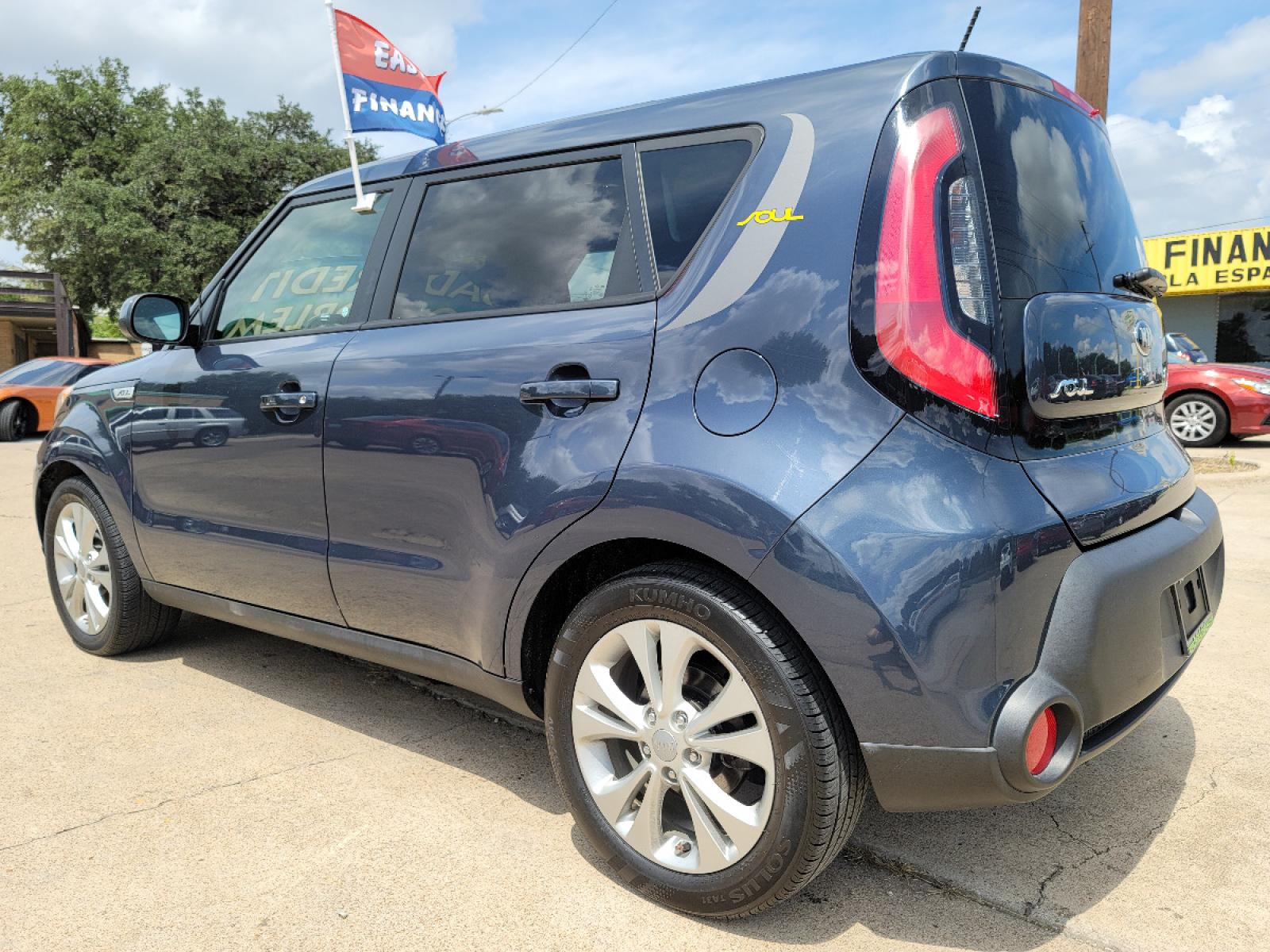 2015 BLUE /BLACK Kia Soul + (KNDJP3A52F7) with an 2.0L L4 DOHC 16V engine, 6-Speed Automatic transmission, located at 2660 S.Garland Avenue, Garland, TX, 75041, (469) 298-3118, 32.885551, -96.655602 - Welcome to DallasAutos4Less, one of the Premier BUY HERE PAY HERE Dealers in the North Dallas Area. We specialize in financing to people with NO CREDIT or BAD CREDIT. We need proof of income, proof of residence, and a ID. Come buy your new car from us today!!rnrnThis is a Very clean 2015 KIA SOUL +! - Photo #5