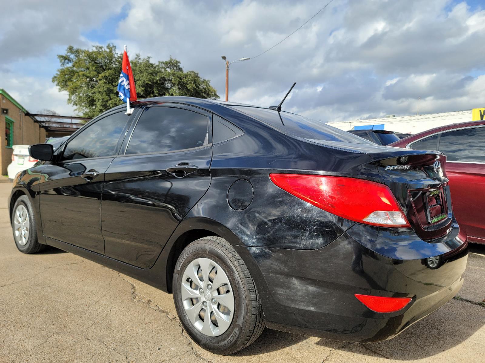 2017 BLACK /BEIGE HYUNDAI ACCENT SE SE (KMHCT4AE6HU) , AUTO transmission, located at 2660 S.Garland Avenue, Garland, TX, 75041, (469) 298-3118, 32.885551, -96.655602 - Welcome to DallasAutos4Less, one of the Premier BUY HERE PAY HERE Dealers in the North Dallas Area. We specialize in financing to people with NO CREDIT or BAD CREDIT. We need proof of income, proof of residence, and a ID. Come buy your new car from us today!!rnrnThis is a Very clean 2017 HYUNDAI ACC - Photo #6