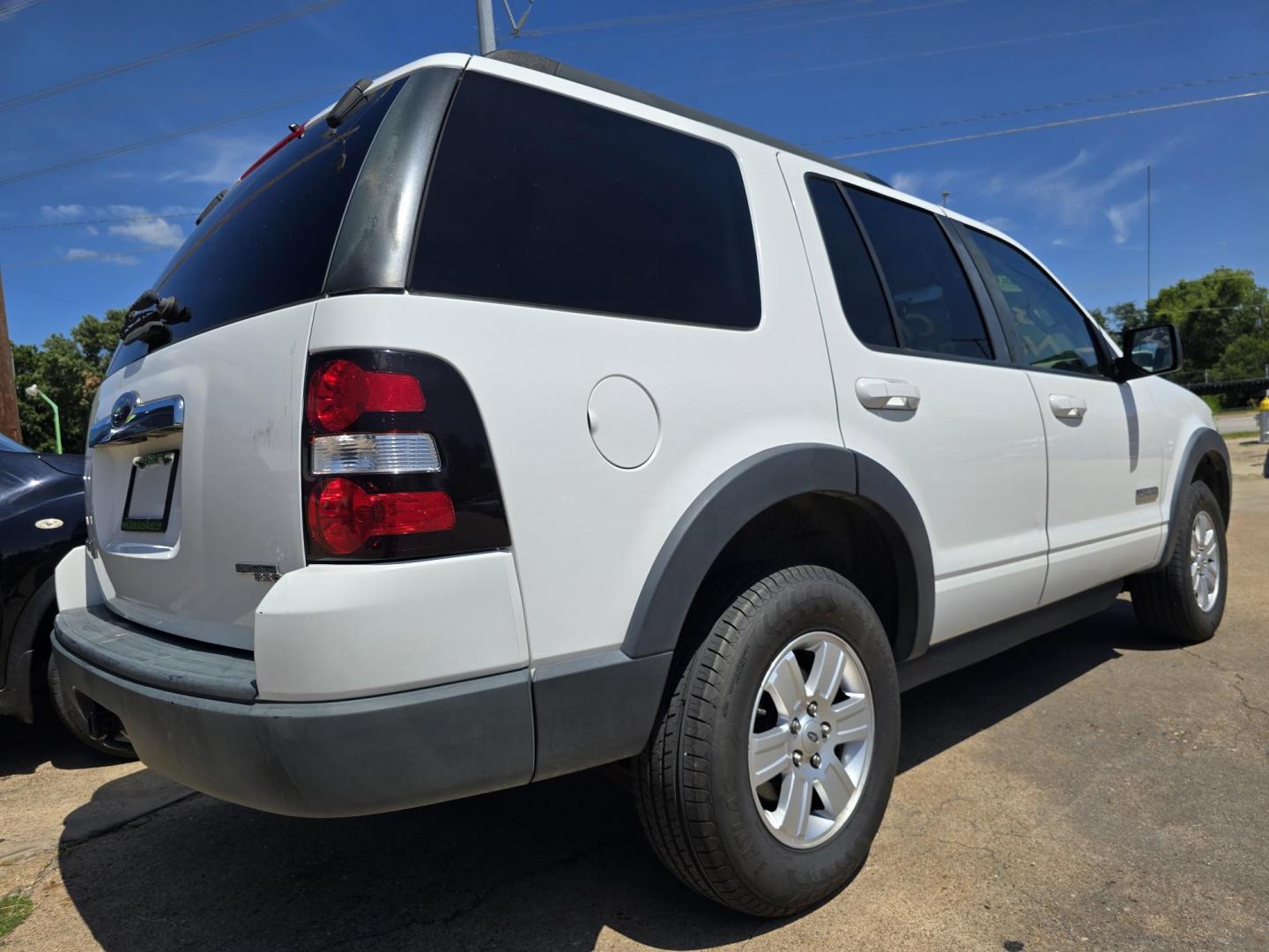 2007 Ford Explorer XLT (1FMEU63E37U) with an 4.0L V6 SOHC 16V engine, 5-Speed Automatic Overdrive transmission, located at 2660 S.Garland Avenue, Garland, TX, 75041, (469) 298-3118, 32.885551, -96.655602 - Photo#3