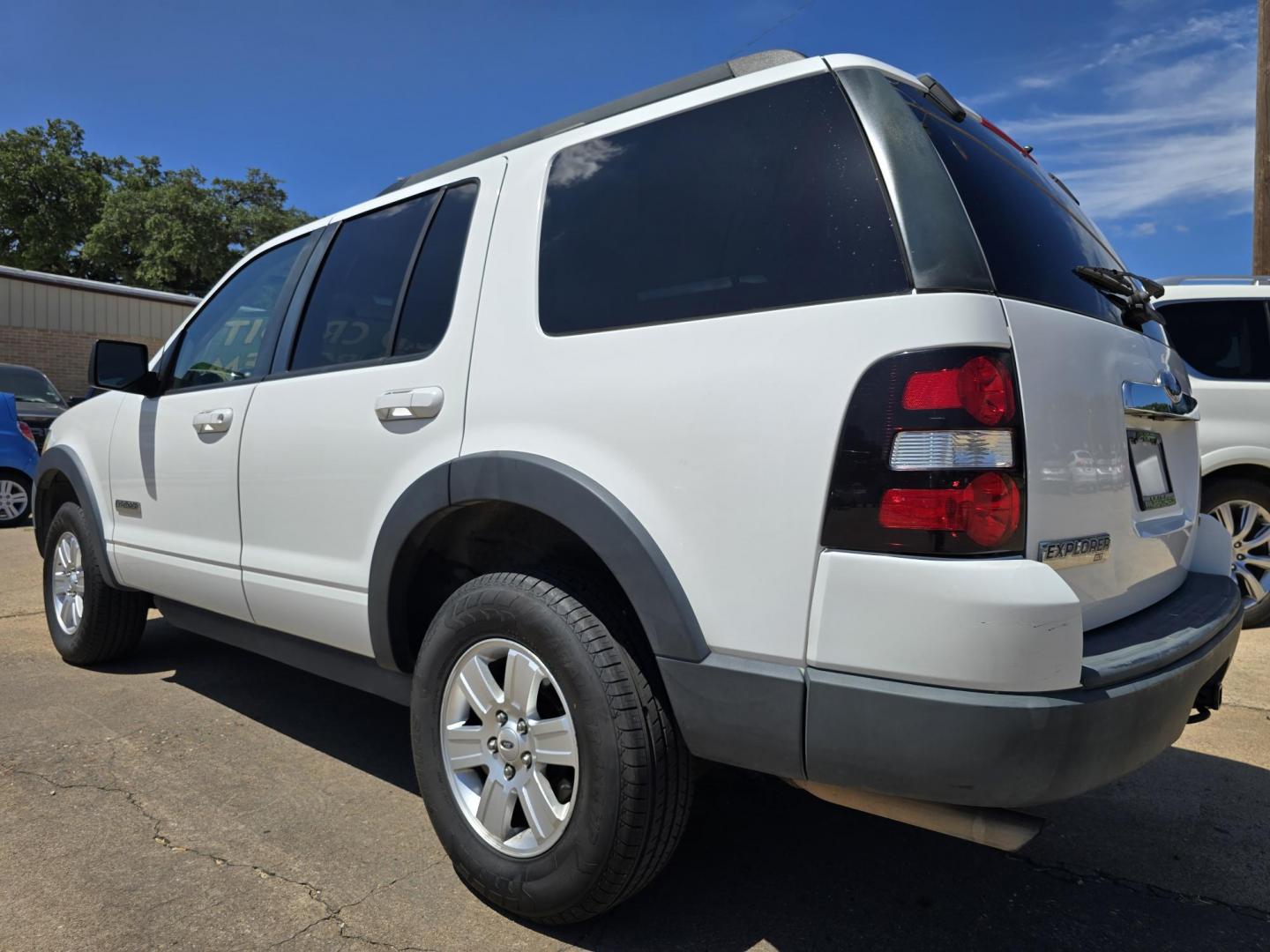 2007 Ford Explorer XLT (1FMEU63E37U) with an 4.0L V6 SOHC 16V engine, 5-Speed Automatic Overdrive transmission, located at 2660 S.Garland Avenue, Garland, TX, 75041, (469) 298-3118, 32.885551, -96.655602 - Photo#5