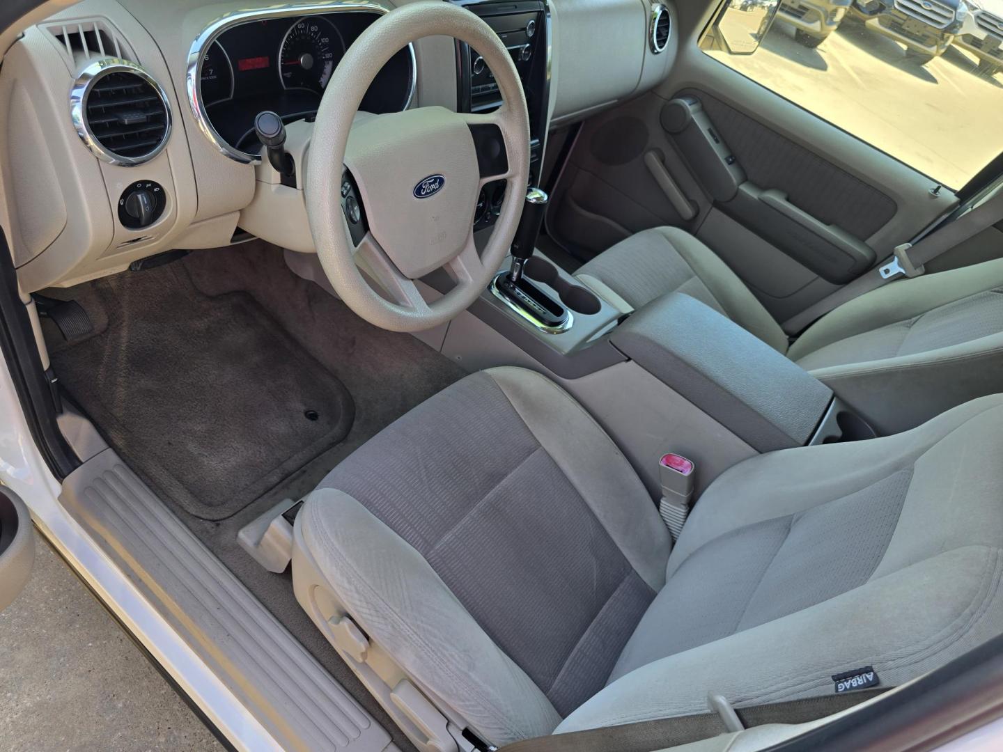 2007 Ford Explorer XLT (1FMEU63E37U) with an 4.0L V6 SOHC 16V engine, 5-Speed Automatic Overdrive transmission, located at 2660 S.Garland Avenue, Garland, TX, 75041, (469) 298-3118, 32.885551, -96.655602 - Photo#10