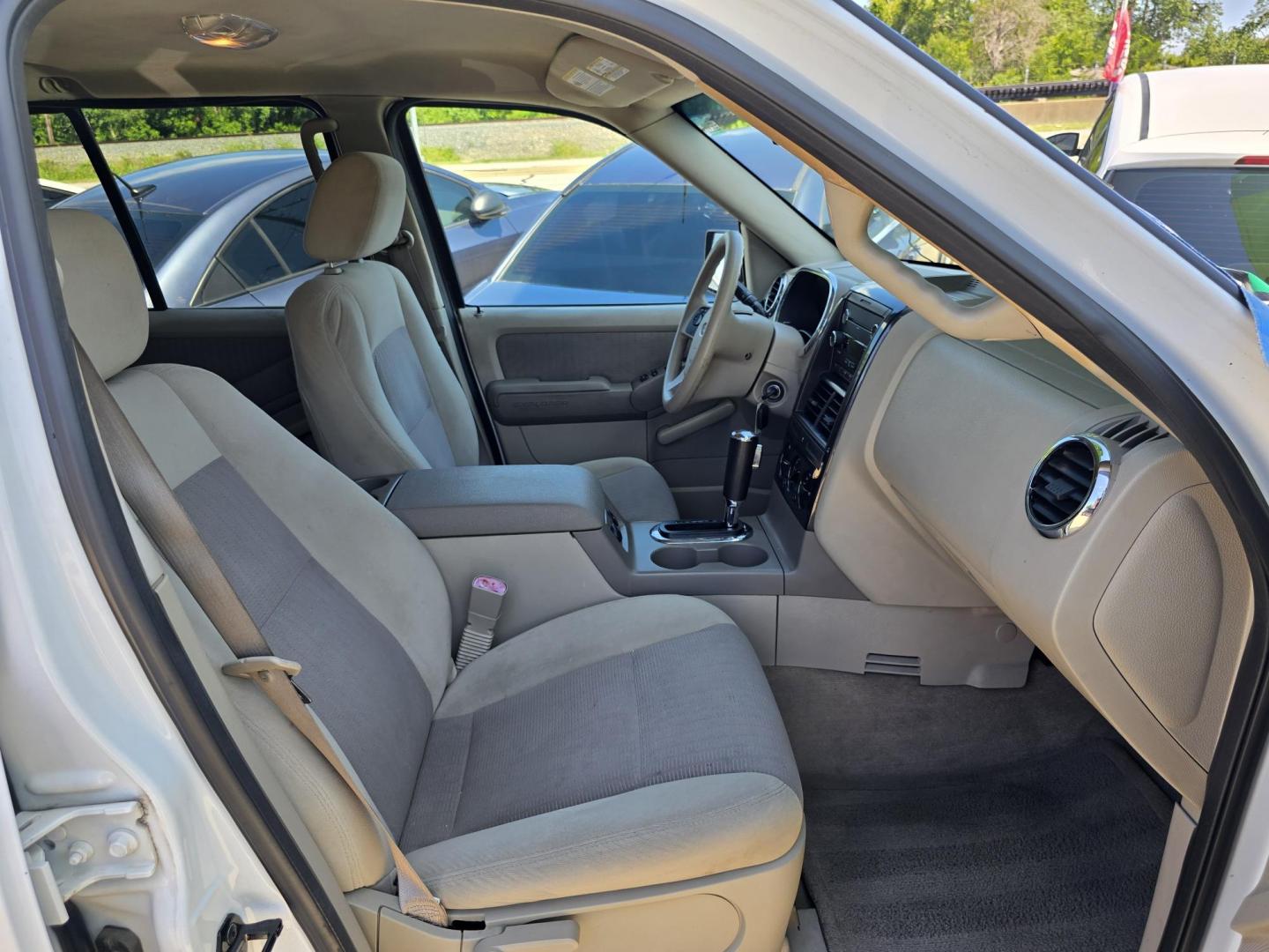 2007 Ford Explorer XLT (1FMEU63E37U) with an 4.0L V6 SOHC 16V engine, 5-Speed Automatic Overdrive transmission, located at 2660 S.Garland Avenue, Garland, TX, 75041, (469) 298-3118, 32.885551, -96.655602 - Photo#17