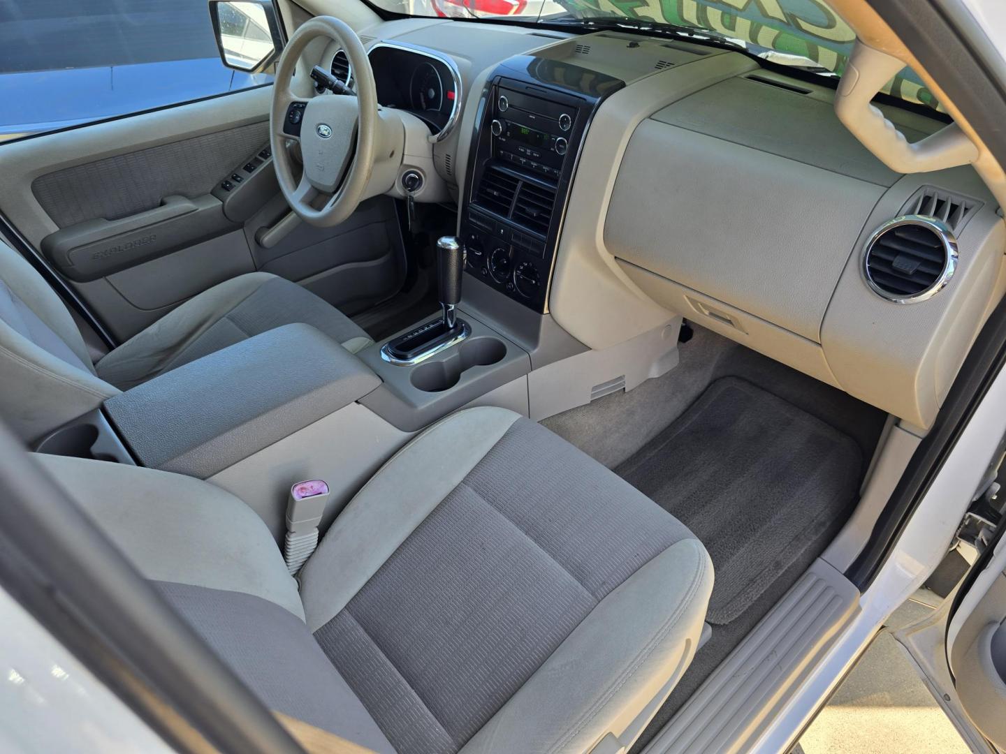 2007 Ford Explorer XLT (1FMEU63E37U) with an 4.0L V6 SOHC 16V engine, 5-Speed Automatic Overdrive transmission, located at 2660 S.Garland Avenue, Garland, TX, 75041, (469) 298-3118, 32.885551, -96.655602 - Photo#18