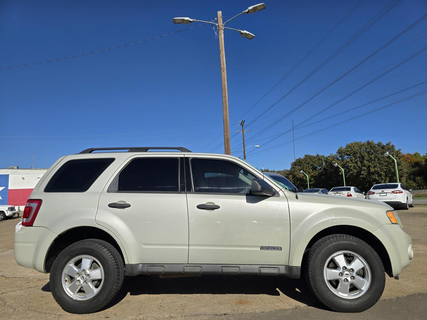 2008 WHITE Ford Escape XLS (1FMCU02Z18K) with an 2.3L L4 DOHC 16V engine, 4-Speed Automatic Overdrive transmission, located at 2660 S.Garland Avenue, Garland, TX, 75041, (469) 298-3118, 32.885551, -96.655602 - Photo#2