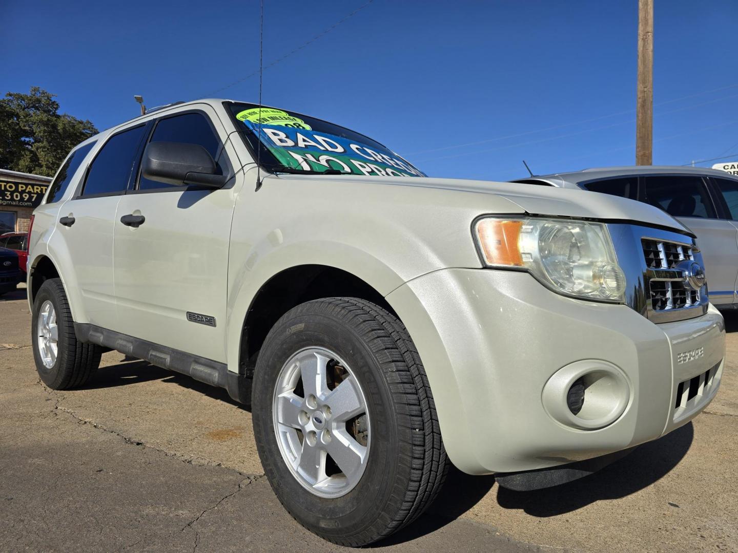 2008 WHITE Ford Escape XLS (1FMCU02Z18K) with an 2.3L L4 DOHC 16V engine, 4-Speed Automatic Overdrive transmission, located at 2660 S.Garland Avenue, Garland, TX, 75041, (469) 298-3118, 32.885551, -96.655602 - Photo#1