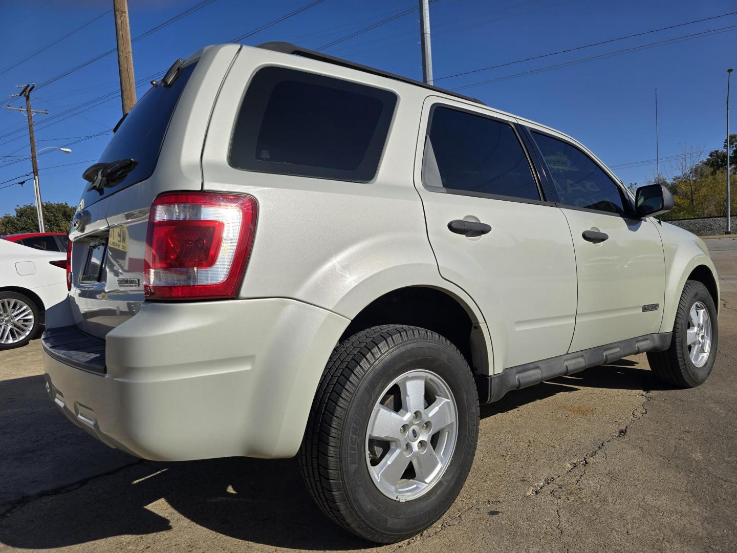 2008 WHITE Ford Escape XLS (1FMCU02Z18K) with an 2.3L L4 DOHC 16V engine, 4-Speed Automatic Overdrive transmission, located at 2660 S.Garland Avenue, Garland, TX, 75041, (469) 298-3118, 32.885551, -96.655602 - Photo#3