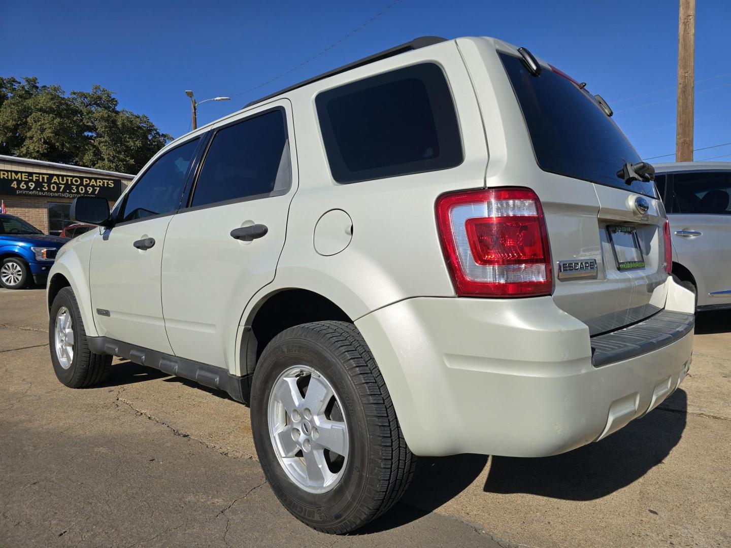 2008 WHITE Ford Escape XLS (1FMCU02Z18K) with an 2.3L L4 DOHC 16V engine, 4-Speed Automatic Overdrive transmission, located at 2660 S.Garland Avenue, Garland, TX, 75041, (469) 298-3118, 32.885551, -96.655602 - Photo#5