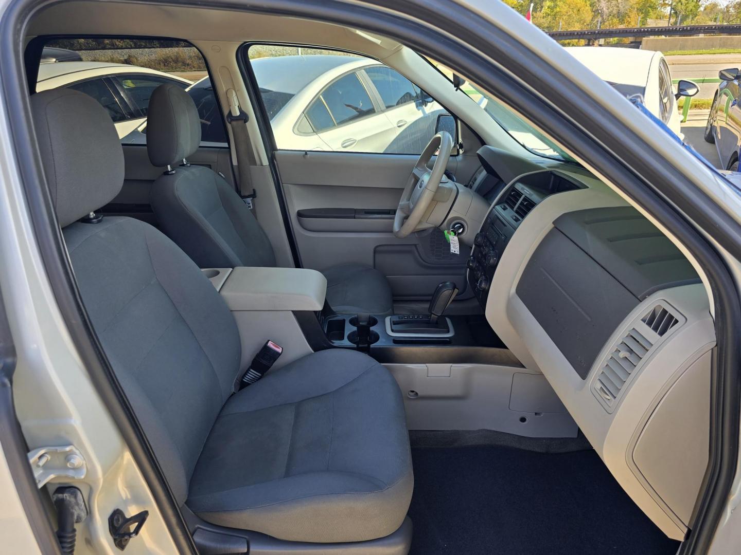 2008 WHITE Ford Escape XLS (1FMCU02Z18K) with an 2.3L L4 DOHC 16V engine, 4-Speed Automatic Overdrive transmission, located at 2660 S.Garland Avenue, Garland, TX, 75041, (469) 298-3118, 32.885551, -96.655602 - Photo#17