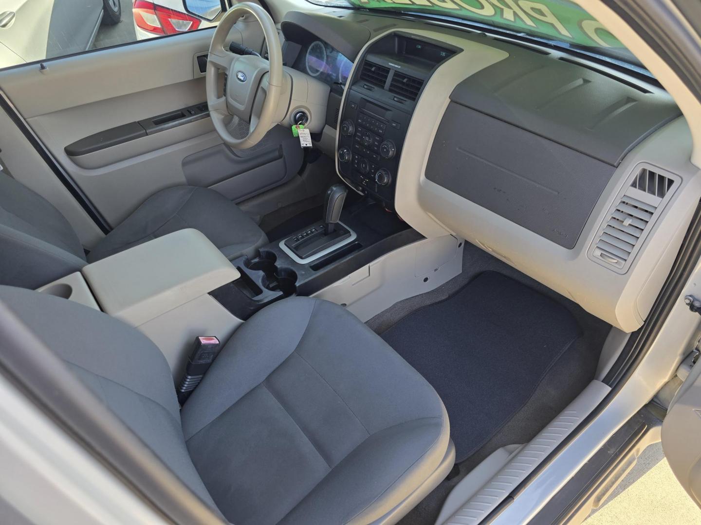 2008 WHITE Ford Escape XLS (1FMCU02Z18K) with an 2.3L L4 DOHC 16V engine, 4-Speed Automatic Overdrive transmission, located at 2660 S.Garland Avenue, Garland, TX, 75041, (469) 298-3118, 32.885551, -96.655602 - Photo#18