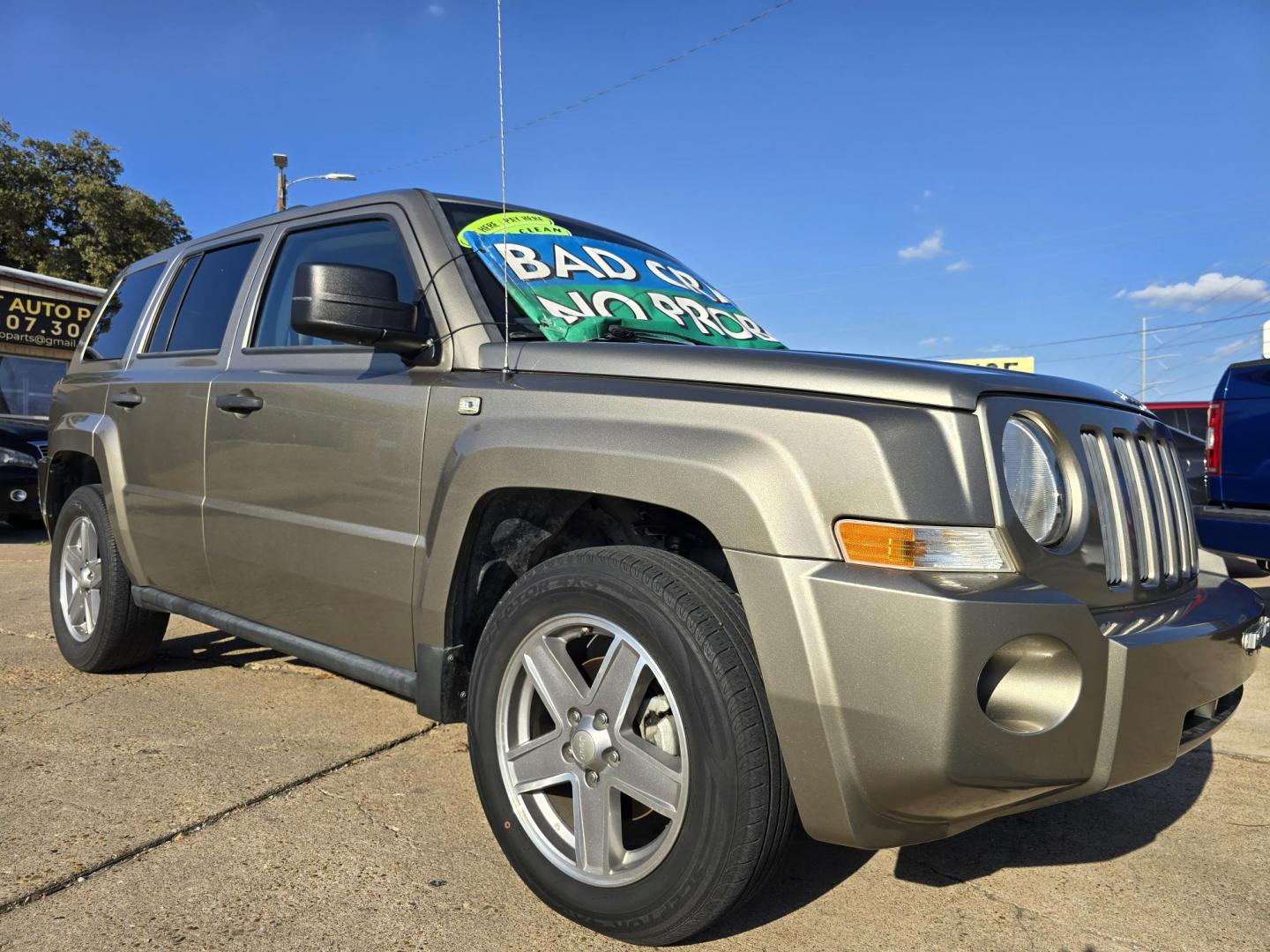 2008 GRAY Jeep Patriot Sport (1J8FT28W38D) with an 2.4L L4 DOHC 16V engine, AUTO transmission, located at 2660 S.Garland Avenue, Garland, TX, 75041, (469) 298-3118, 32.885551, -96.655602 - Photo#1