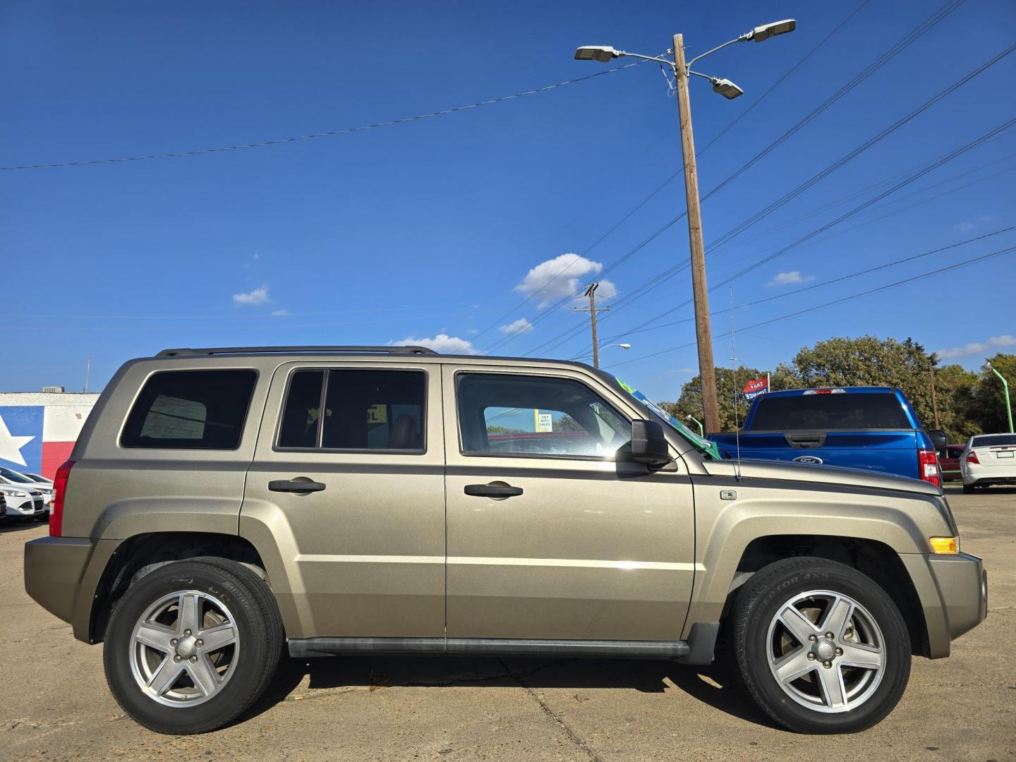 2008 GRAY Jeep Patriot Sport (1J8FT28W38D) with an 2.4L L4 DOHC 16V engine, AUTO transmission, located at 2660 S.Garland Avenue, Garland, TX, 75041, (469) 298-3118, 32.885551, -96.655602 - Photo#2