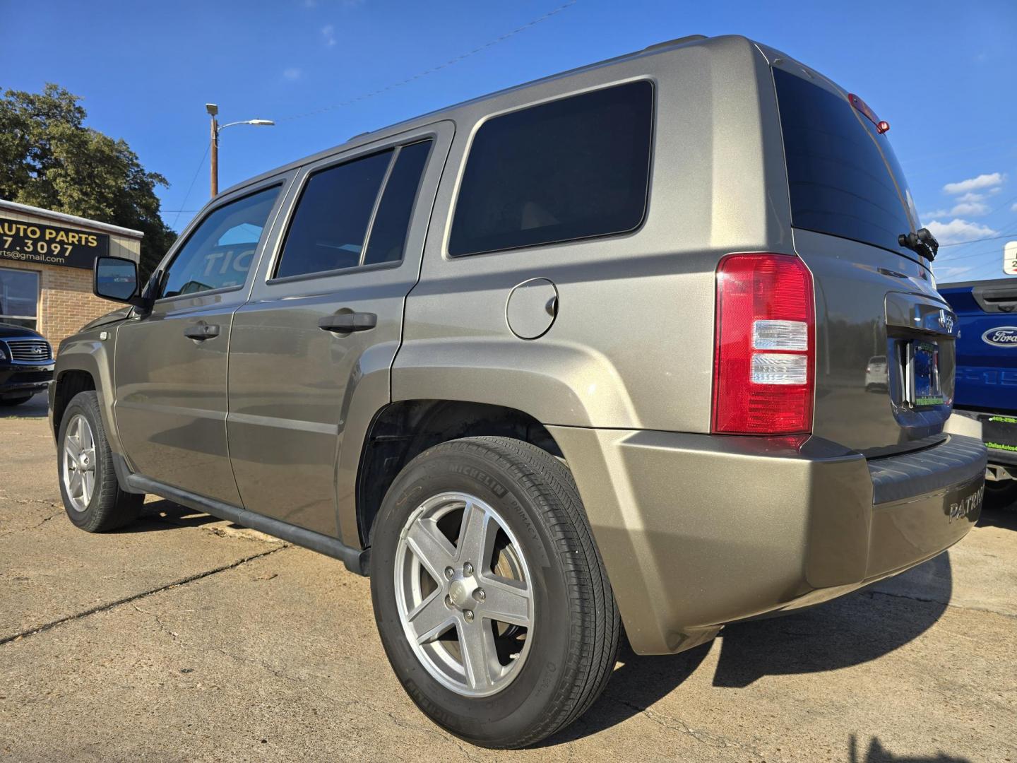 2008 GRAY Jeep Patriot Sport (1J8FT28W38D) with an 2.4L L4 DOHC 16V engine, AUTO transmission, located at 2660 S.Garland Avenue, Garland, TX, 75041, (469) 298-3118, 32.885551, -96.655602 - Photo#5