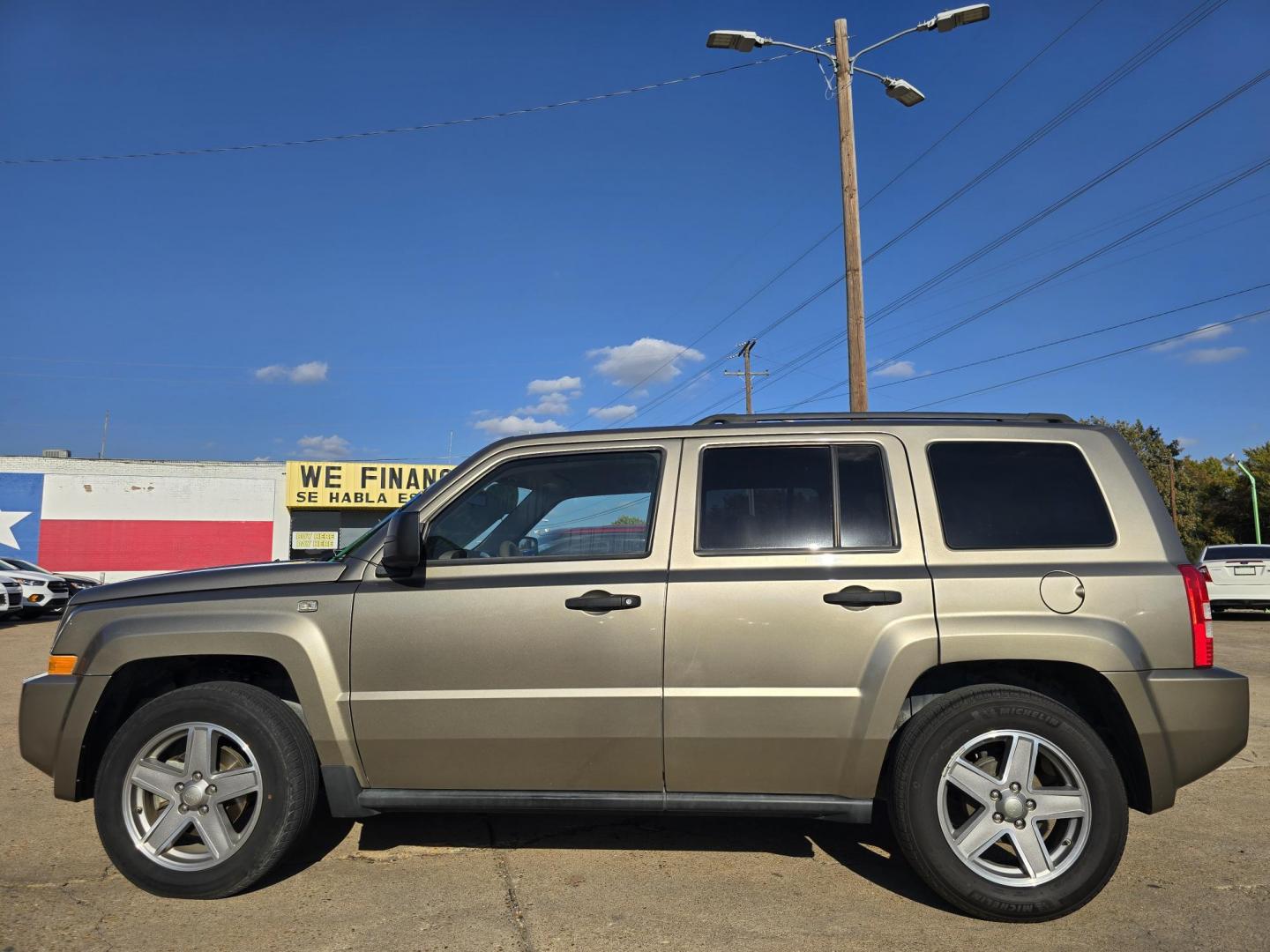 2008 GRAY Jeep Patriot Sport (1J8FT28W38D) with an 2.4L L4 DOHC 16V engine, AUTO transmission, located at 2660 S.Garland Avenue, Garland, TX, 75041, (469) 298-3118, 32.885551, -96.655602 - Photo#7