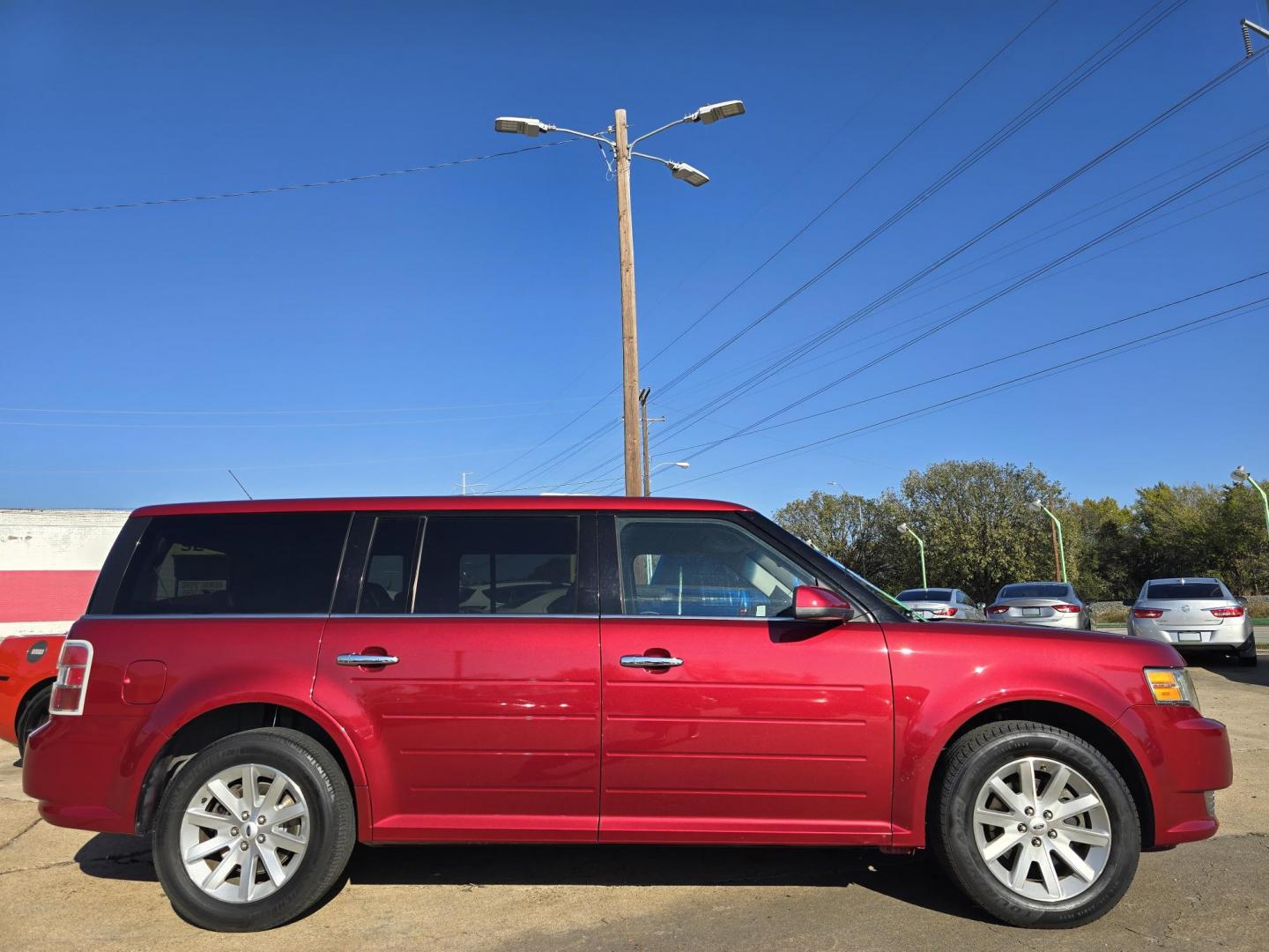 2009 RED Ford Flex SEL (2FMDK52C49B) with an 3.5L V6 DOHC 24V engine, 6-Speed Automatic transmission, located at 2660 S.Garland Avenue, Garland, TX, 75041, (469) 298-3118, 32.885551, -96.655602 - Photo#2