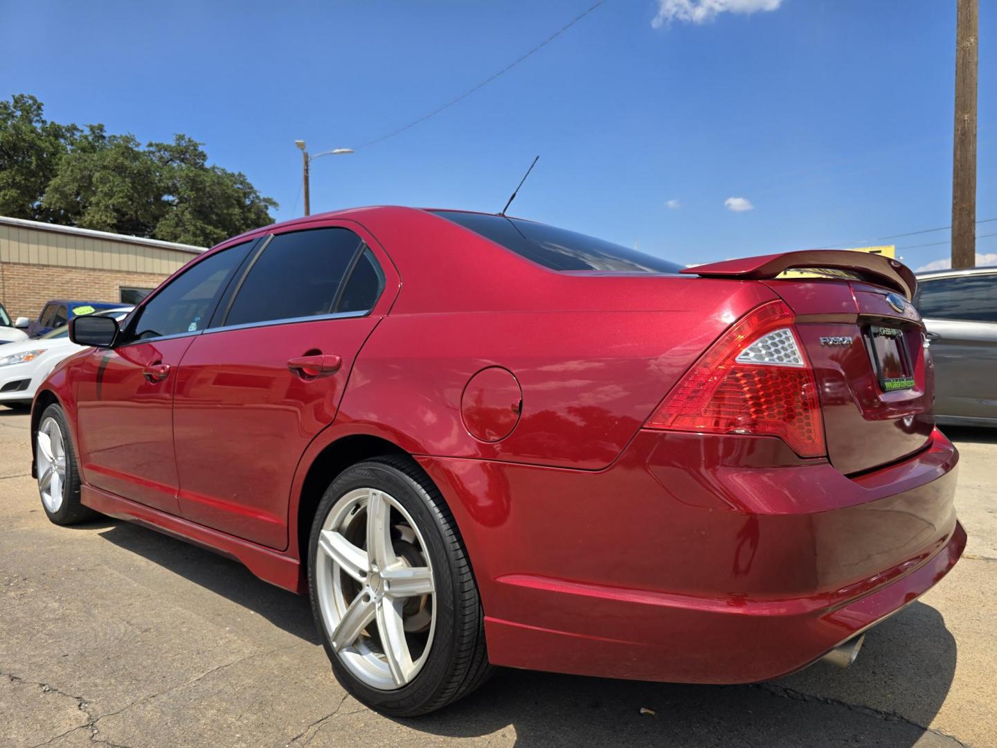 2010 RED Ford Fusion V6 Sport (3FAHP0KC4AR) with an 3.5L V6 DOHC 24V engine, AUTO transmission, located at 2660 S.Garland Avenue, Garland, TX, 75041, (469) 298-3118, 32.885551, -96.655602 - Photo#5