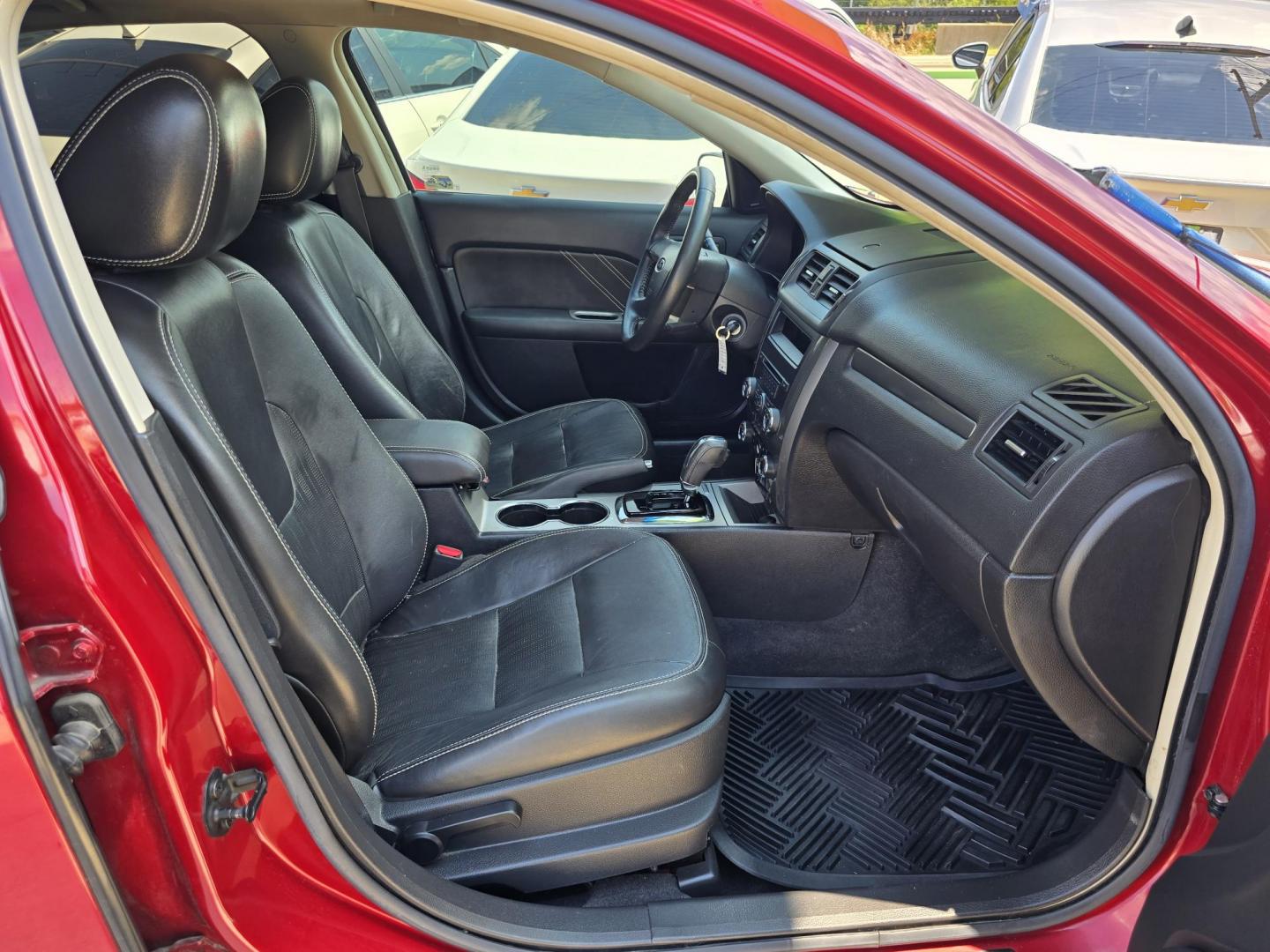 2010 RED Ford Fusion V6 Sport (3FAHP0KC4AR) with an 3.5L V6 DOHC 24V engine, AUTO transmission, located at 2660 S.Garland Avenue, Garland, TX, 75041, (469) 298-3118, 32.885551, -96.655602 - Photo#18